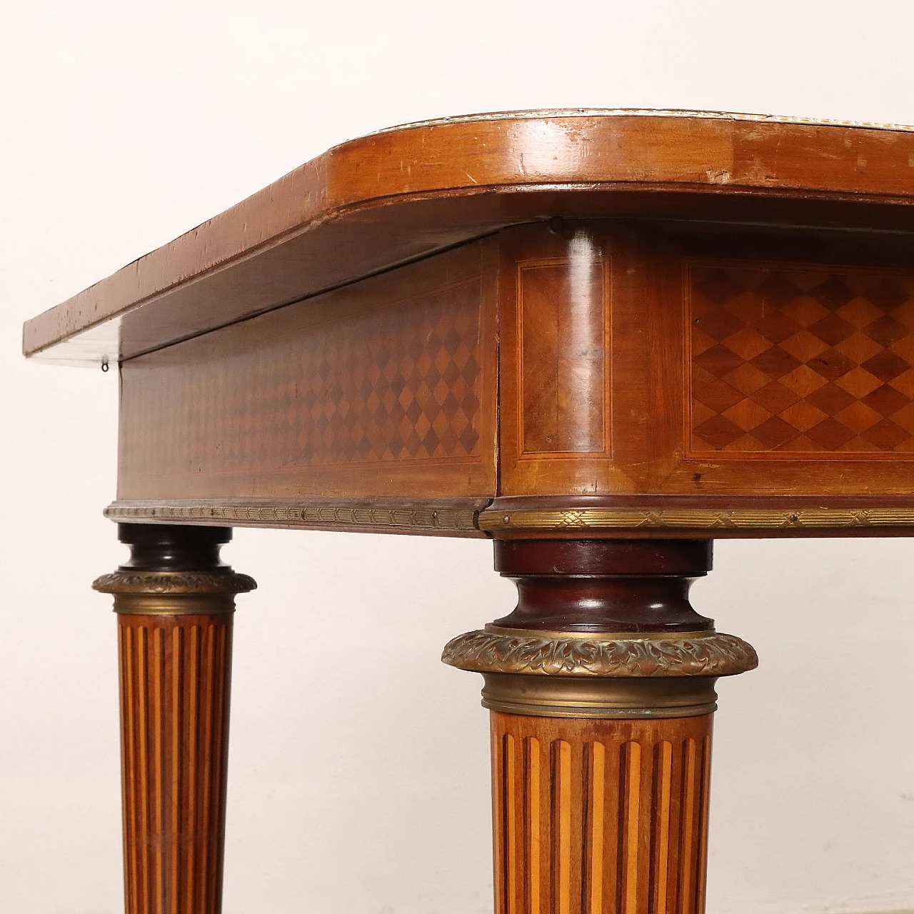 Extendable maple and mahogany table with brass details 5