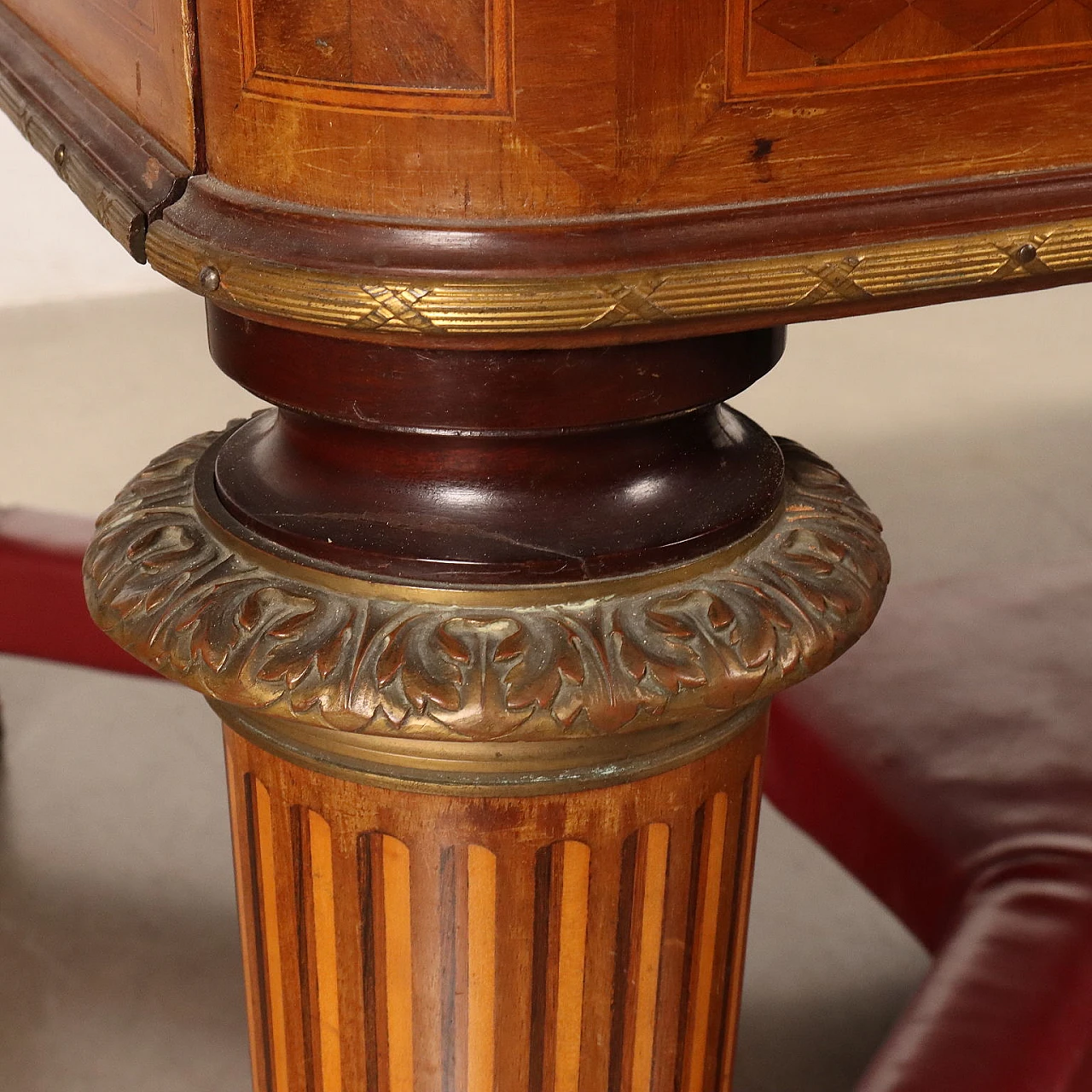 Extendable maple and mahogany table with brass details 6