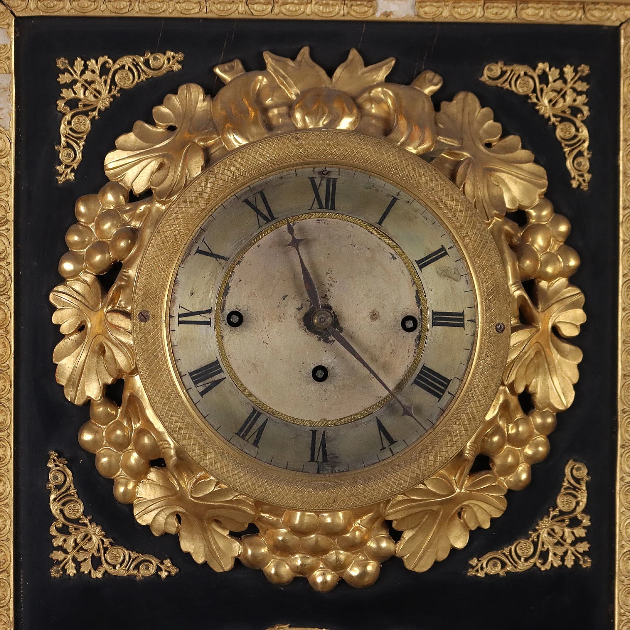 Golden wood wall clock with floral decoration, 19th century 3