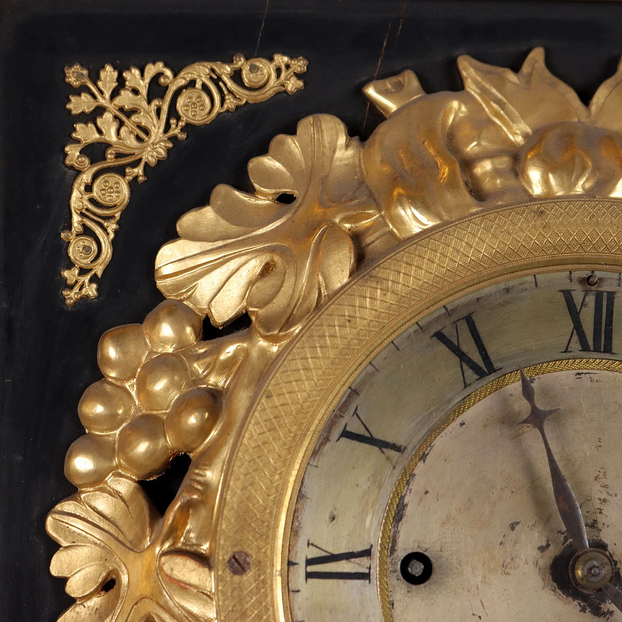 Golden wood wall clock with floral decoration, 19th century 5
