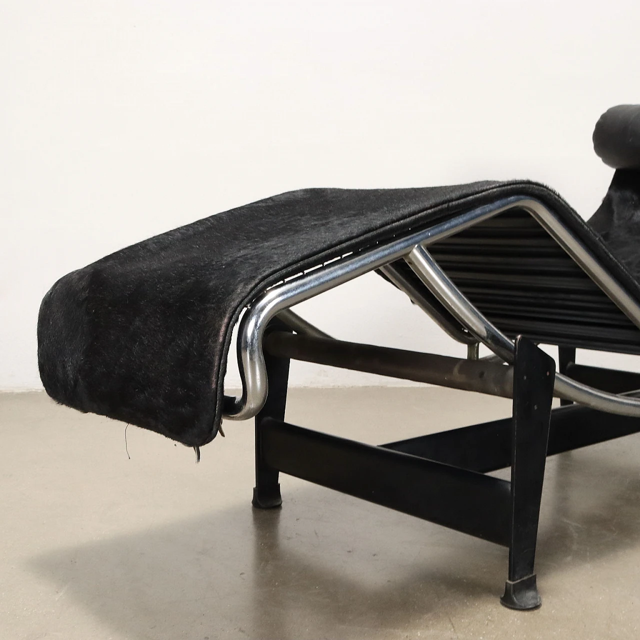 LC4 chaise longue in ponyskin by Le Corbusier for Cassina, 1980s 6
