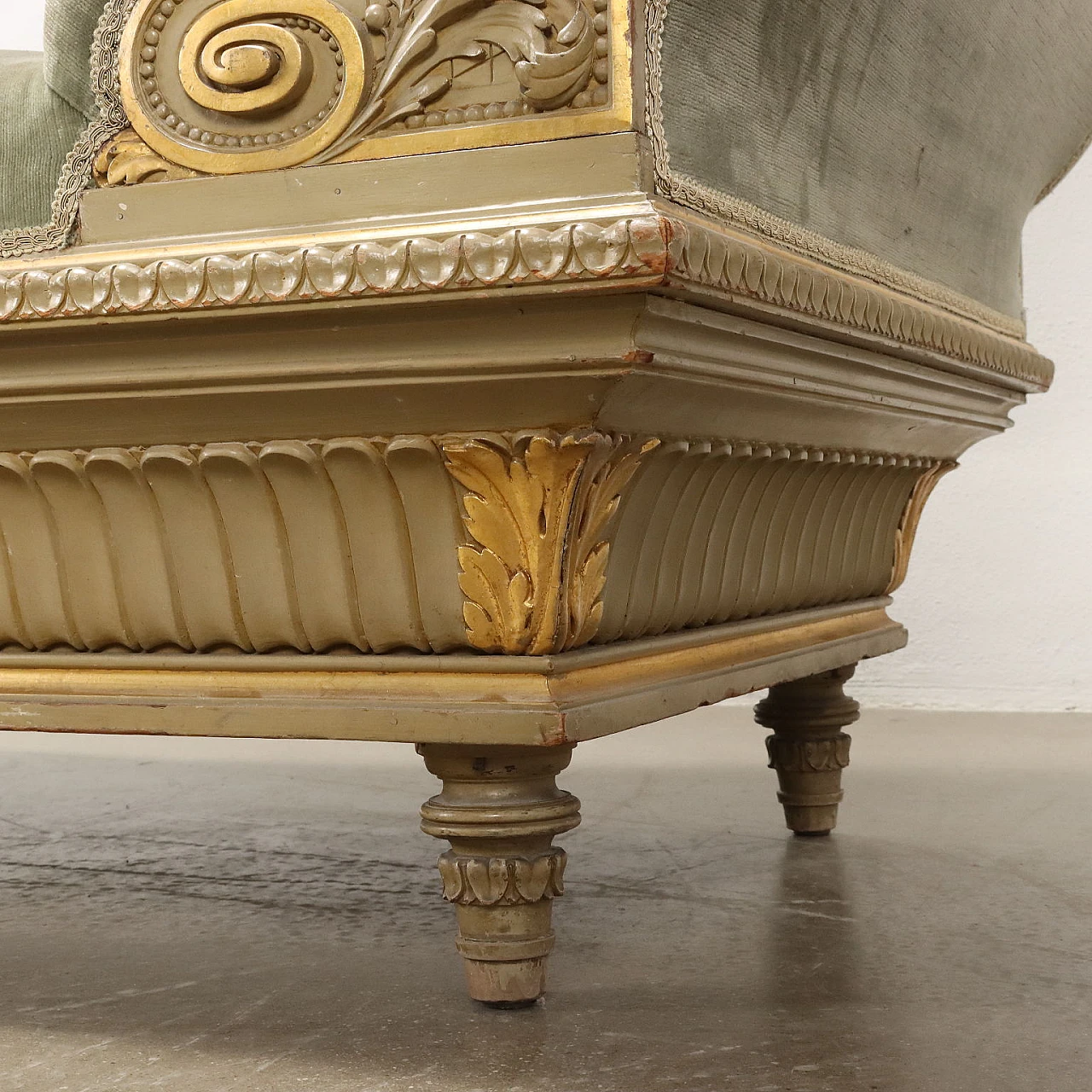 Laquered and gilded wood dormeuse with velour upholstery 7