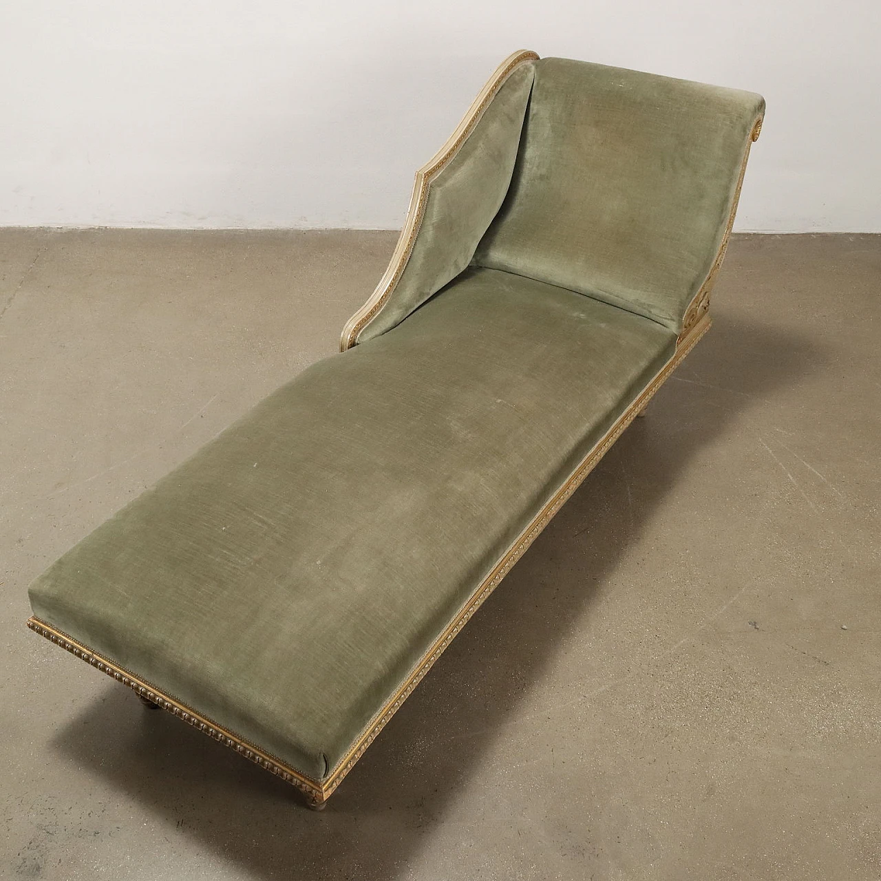 Laquered and gilded wood dormeuse with velour upholstery 8