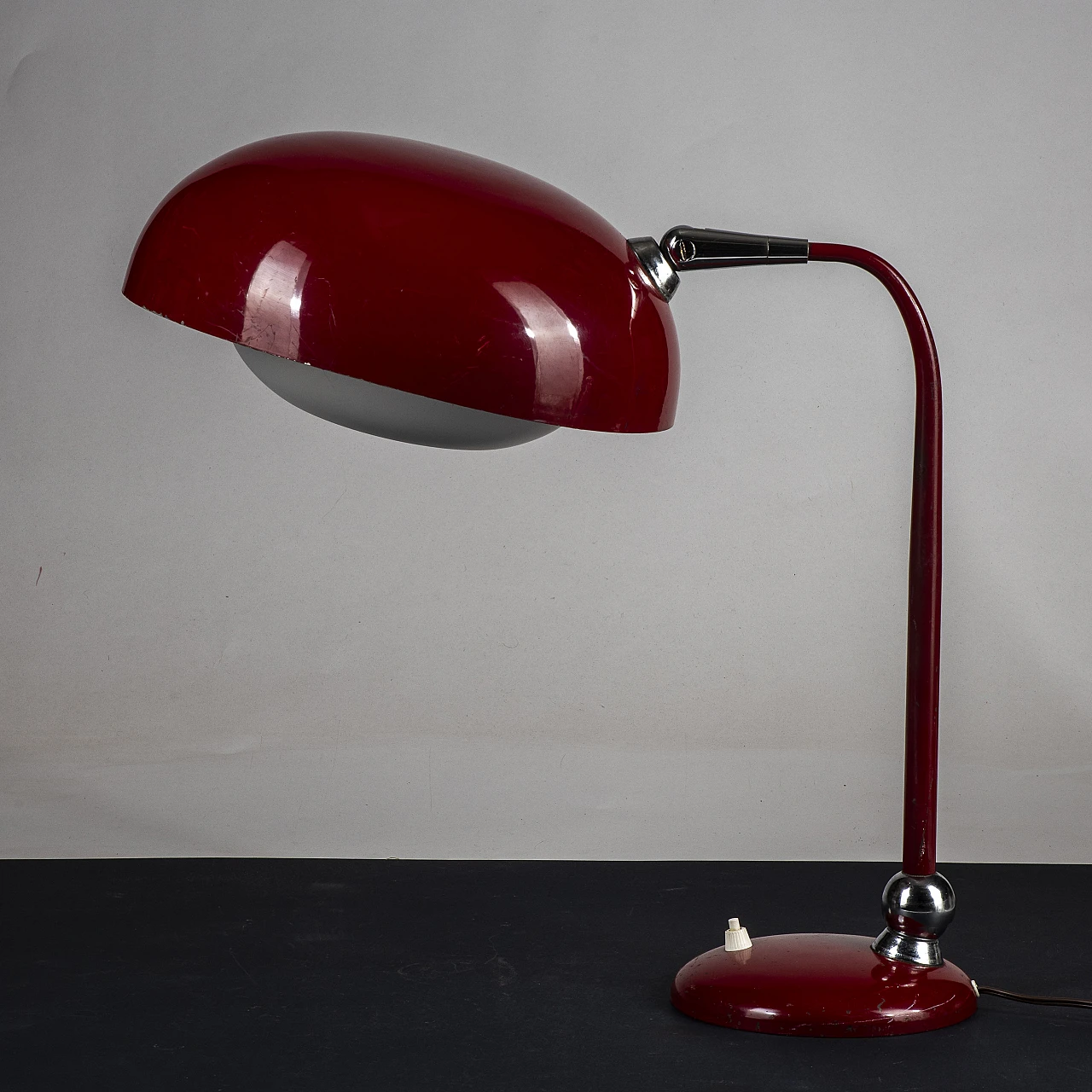 Lampada da tavolo ministeriale orientabile in metallo rosso, anni '50 1