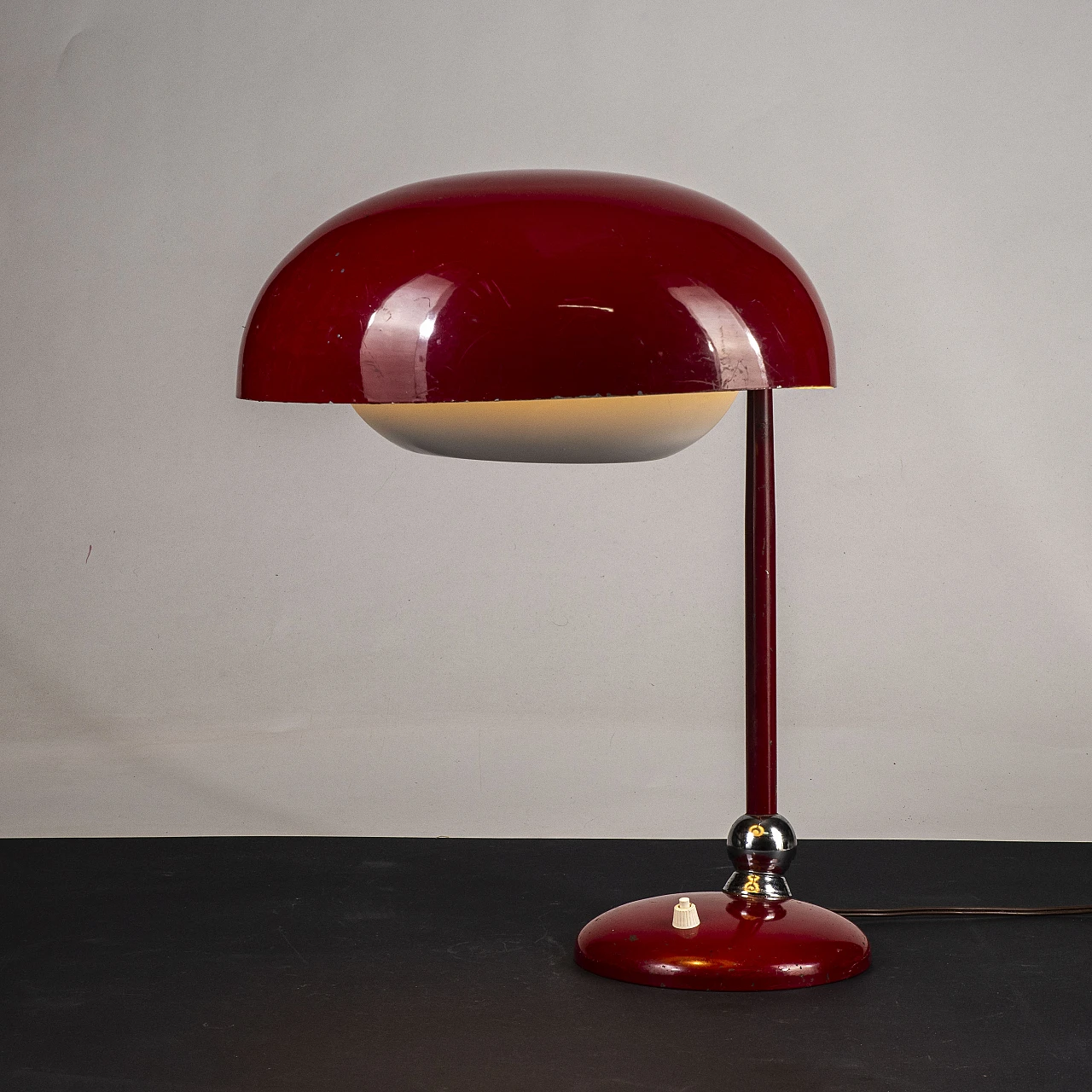 Red metal adjustable ministerial table lamp, 1950s 4