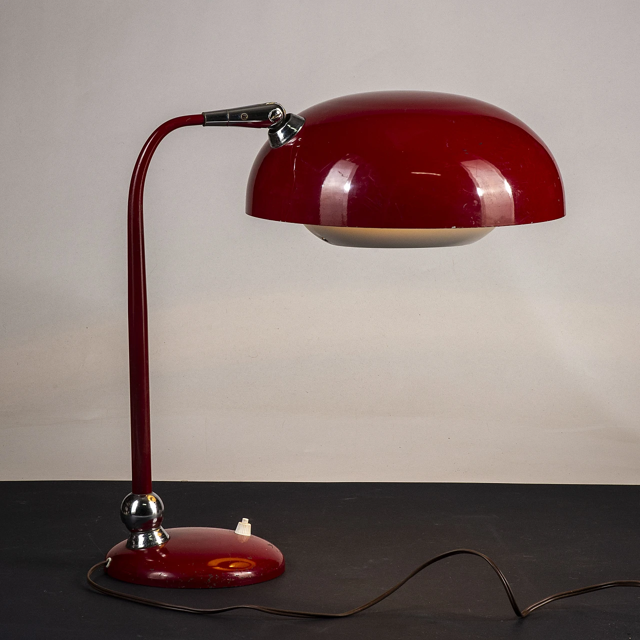 Red metal adjustable ministerial table lamp, 1950s 5