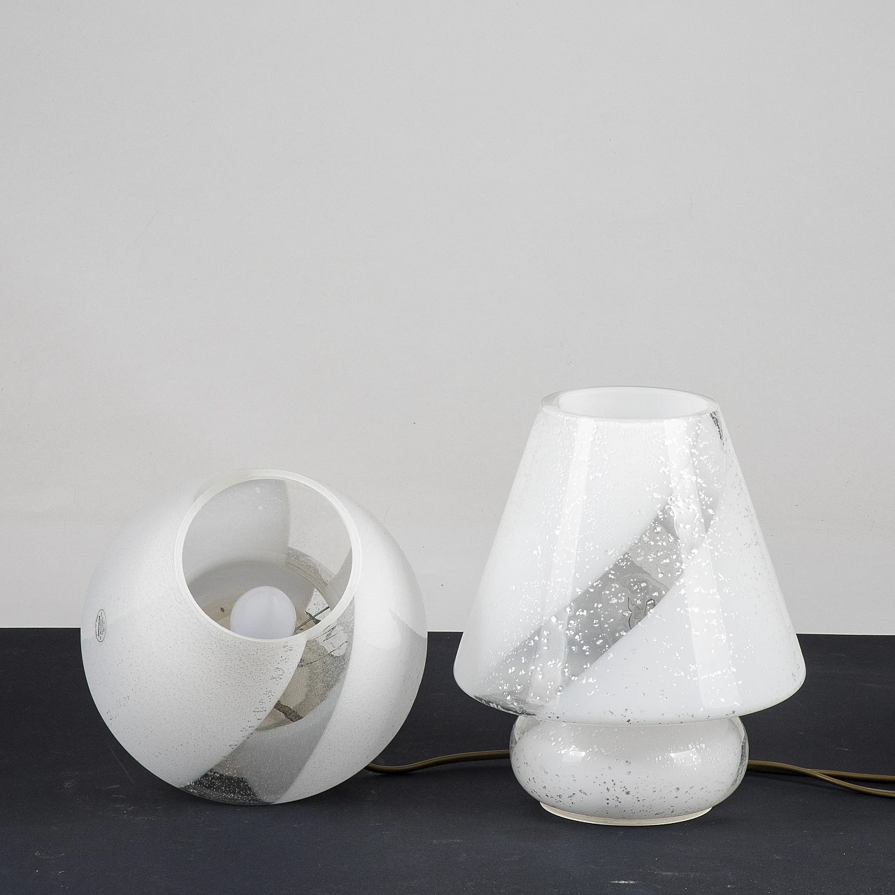 Coppia di lampade in vetro di Murano bianco e argento, anni '80 6