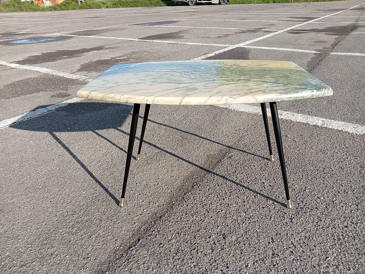 Tavolino con piano in marmo e gambe a spillo in metallo, anni '50 1