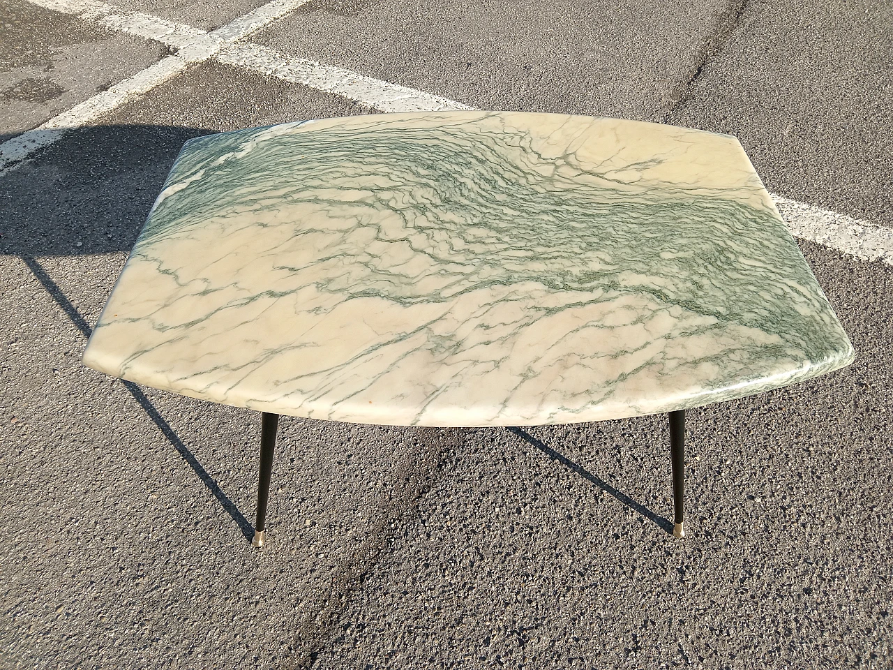 Tavolino con piano in marmo e gambe a spillo in metallo, anni '50 2