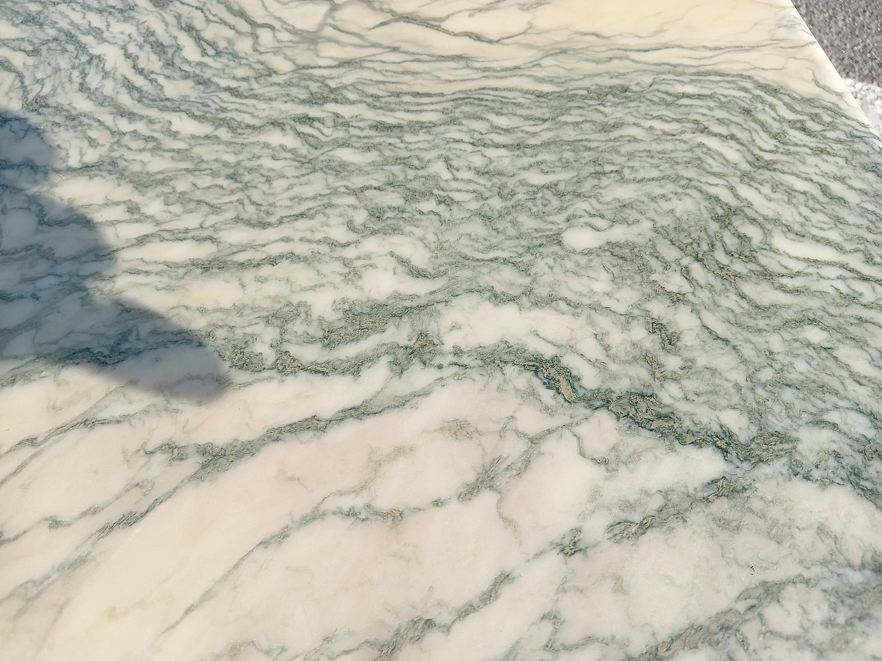 Tavolino con piano in marmo e gambe a spillo in metallo, anni '50 3