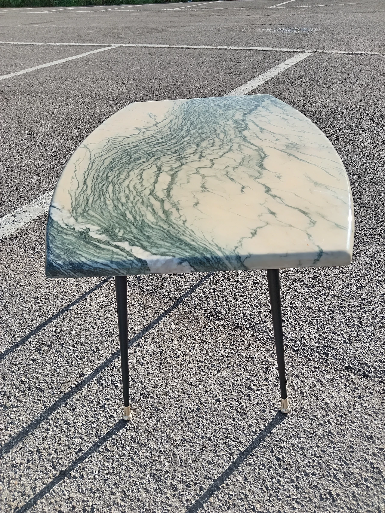 Tavolino con piano in marmo e gambe a spillo in metallo, anni '50 4