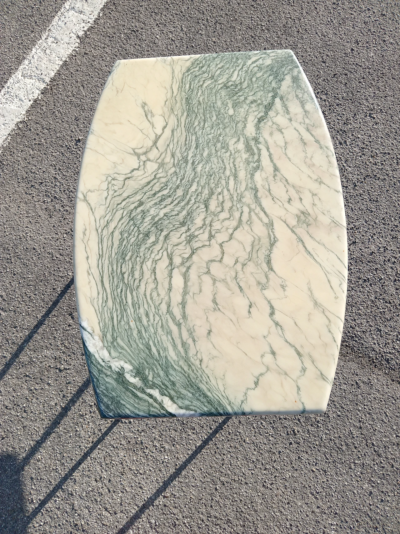 Tavolino con piano in marmo e gambe a spillo in metallo, anni '50 5