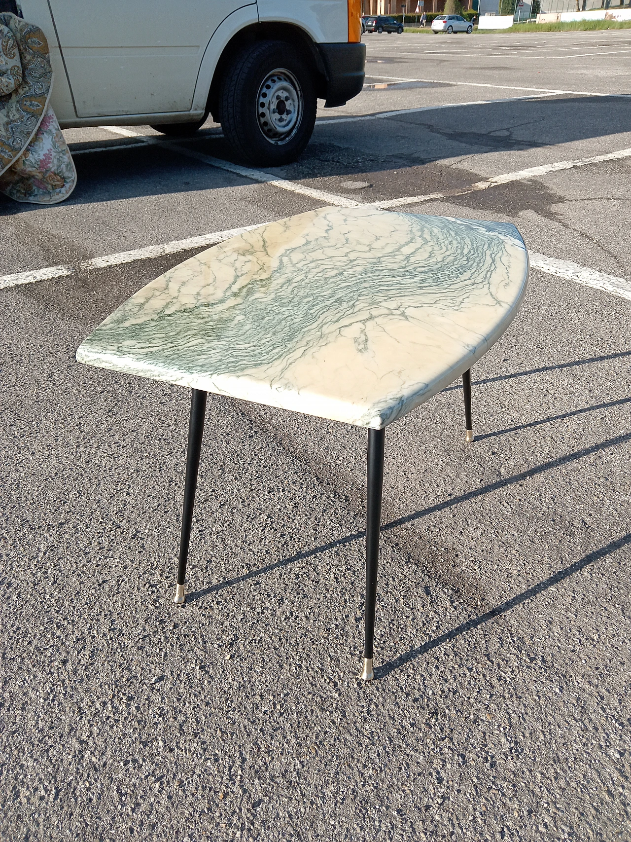 Tavolino con piano in marmo e gambe a spillo in metallo, anni '50 6
