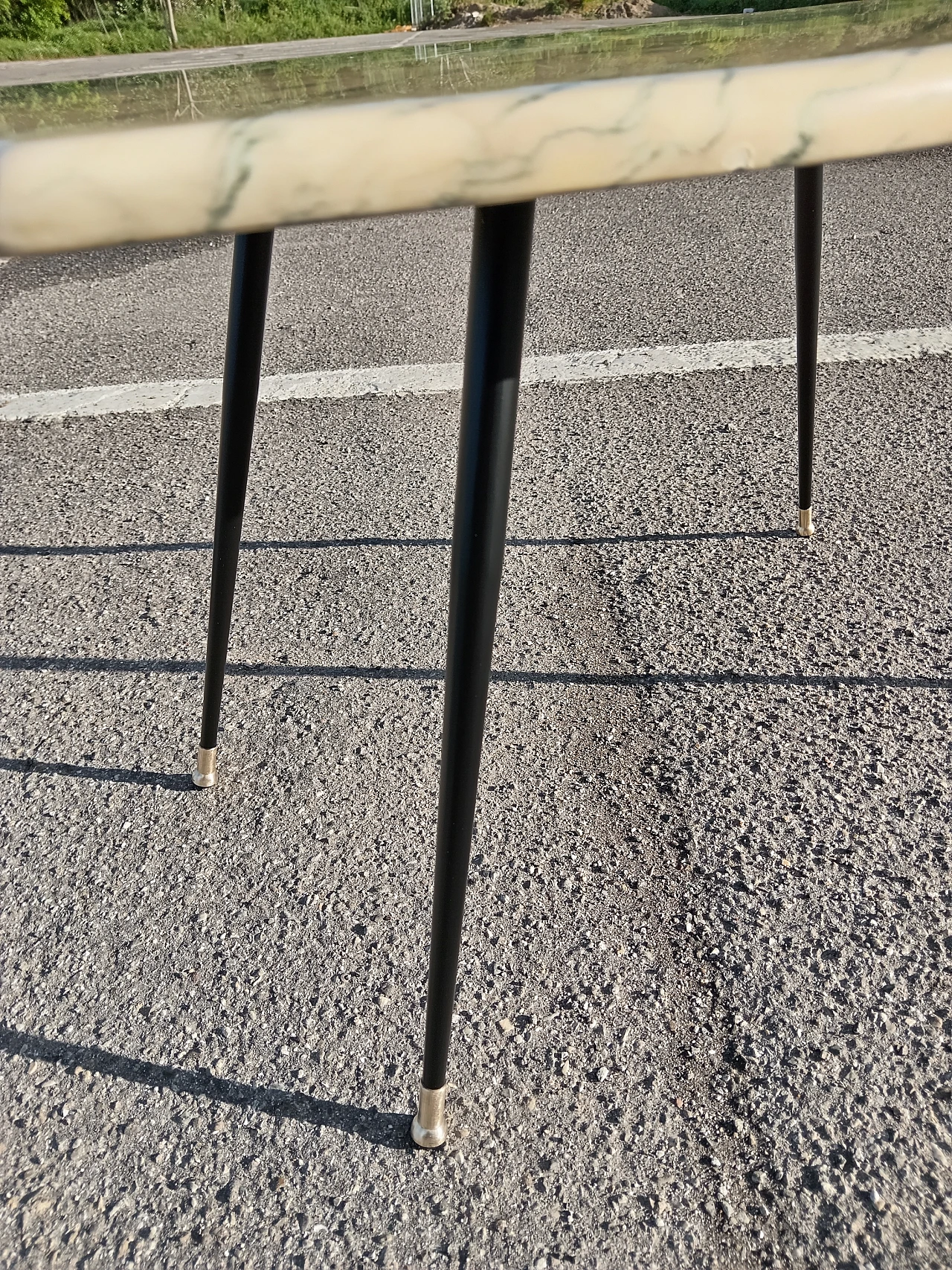 Tavolino con piano in marmo e gambe a spillo in metallo, anni '50 7