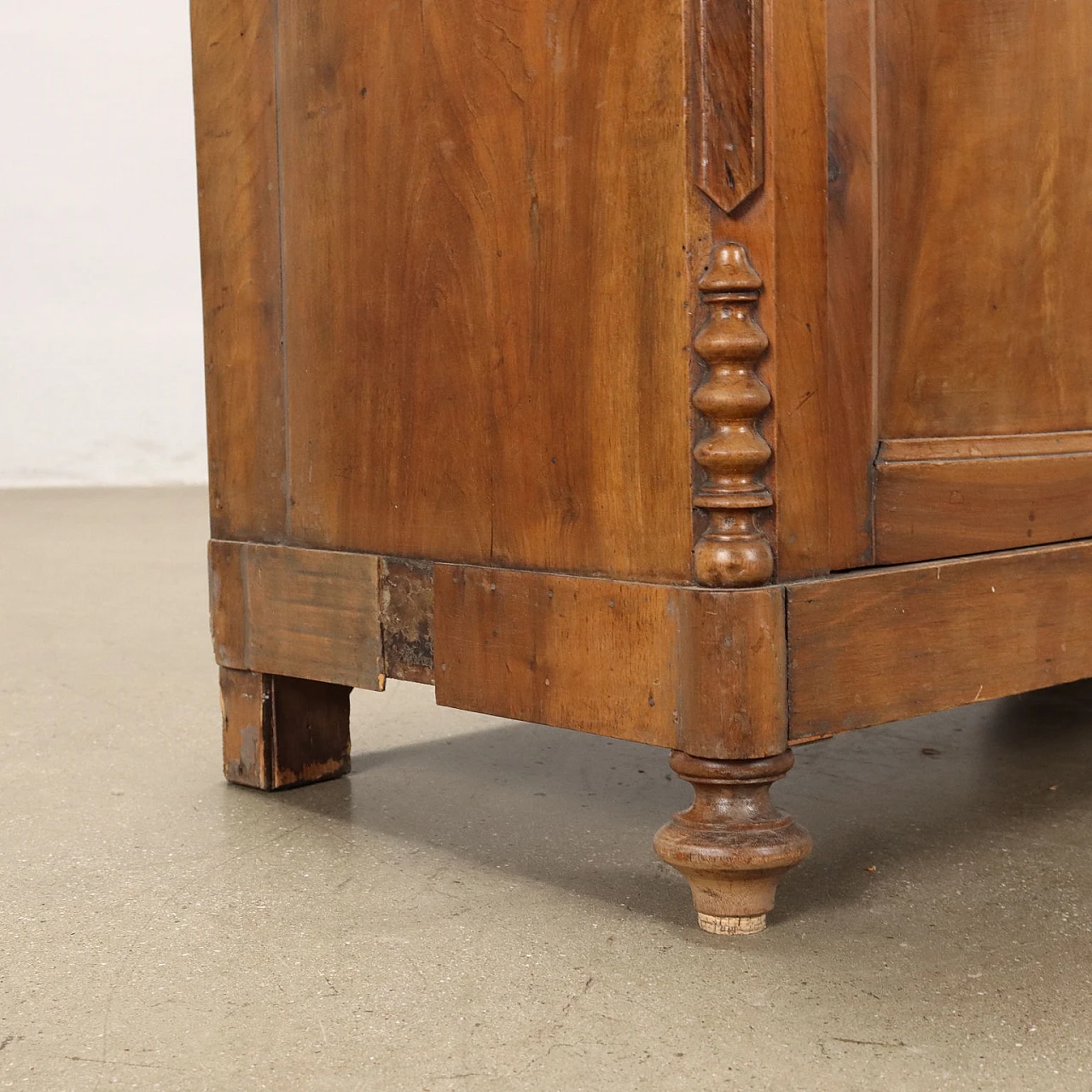 Walnut sideboard with riser and curved uprights, 19th century 9