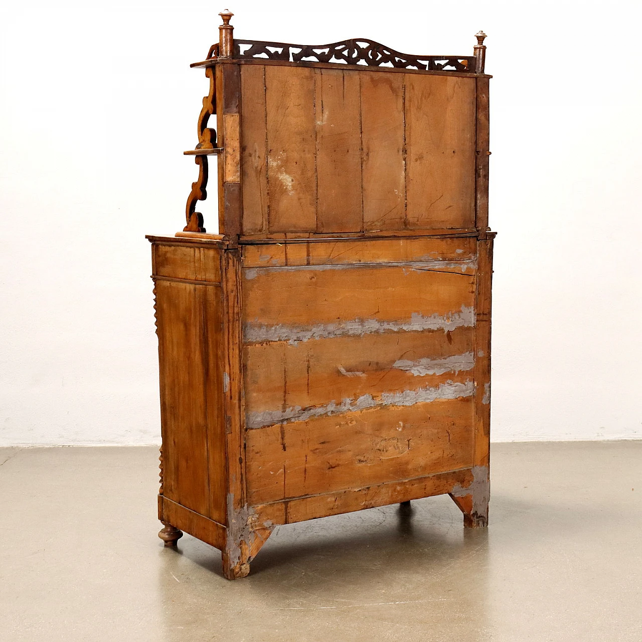 Walnut sideboard with riser and curved uprights, 19th century 10