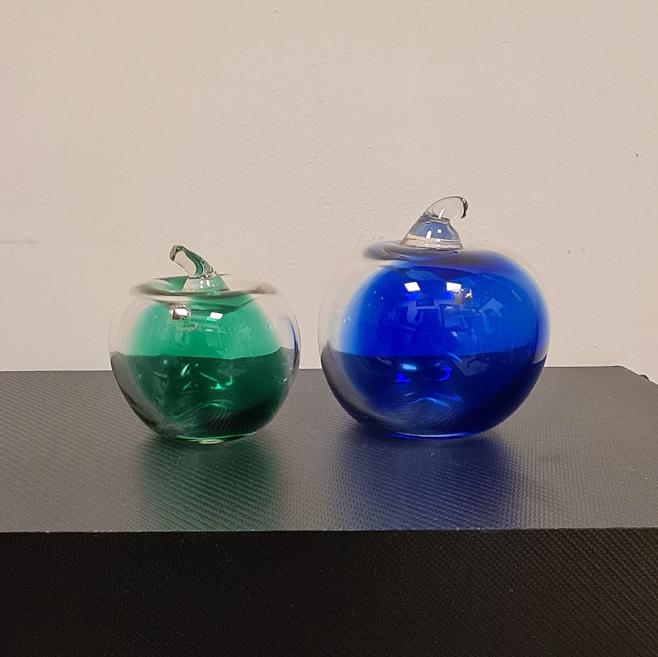 Pair Murano glass apples by Carlo Moretti, 1980s 1