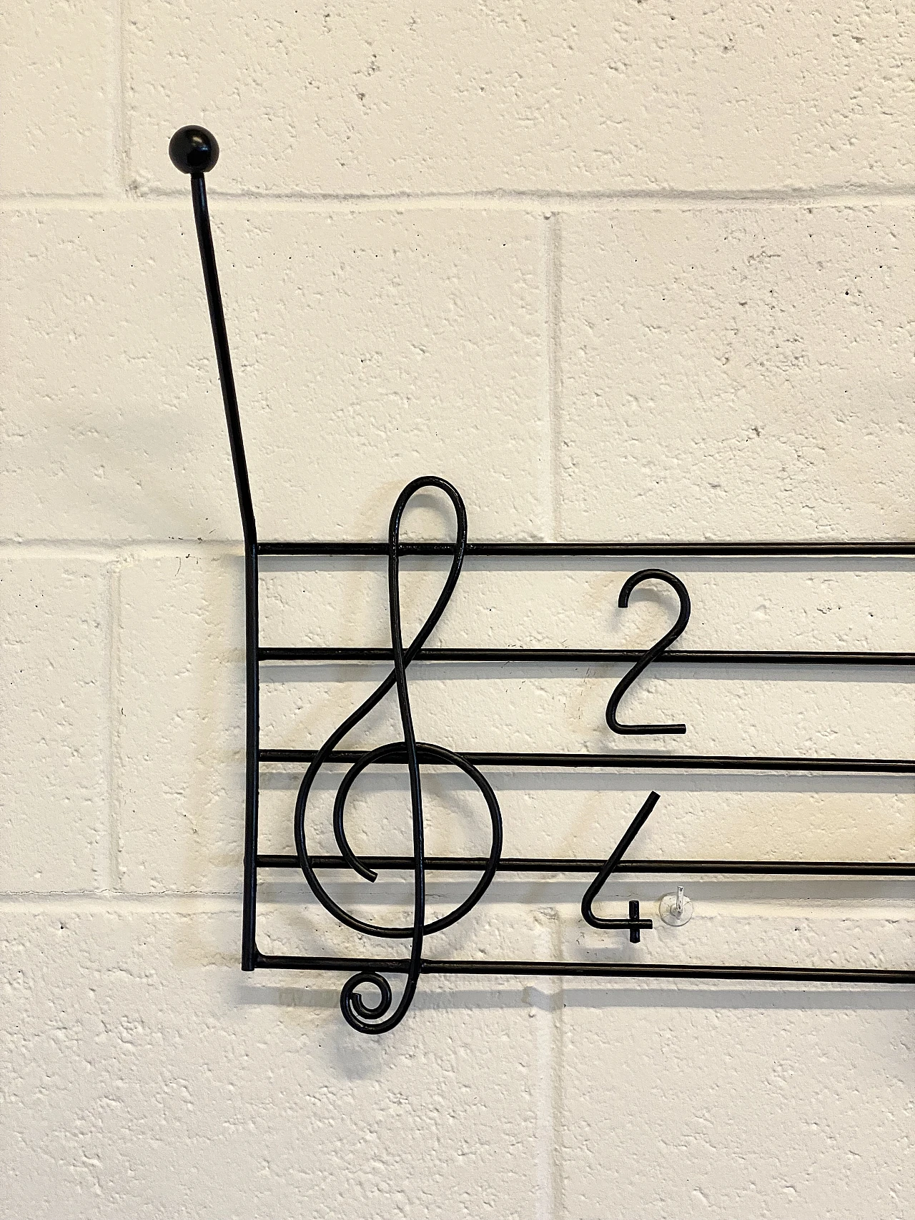 Appendiabiti in ferro e legno a forma di spartito musicale, anni '70 1