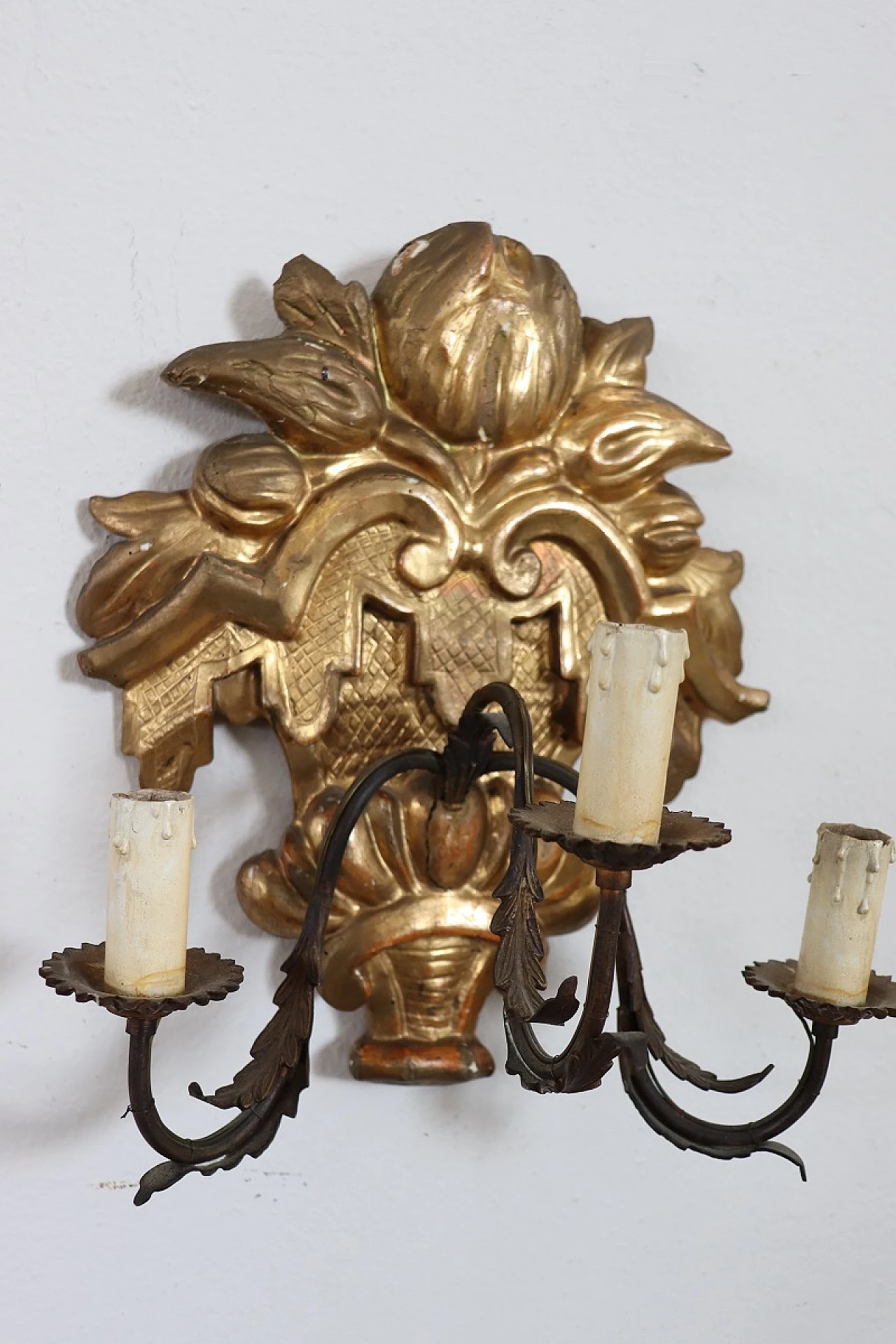 Pair of carved and gilded spruce wall lights 6