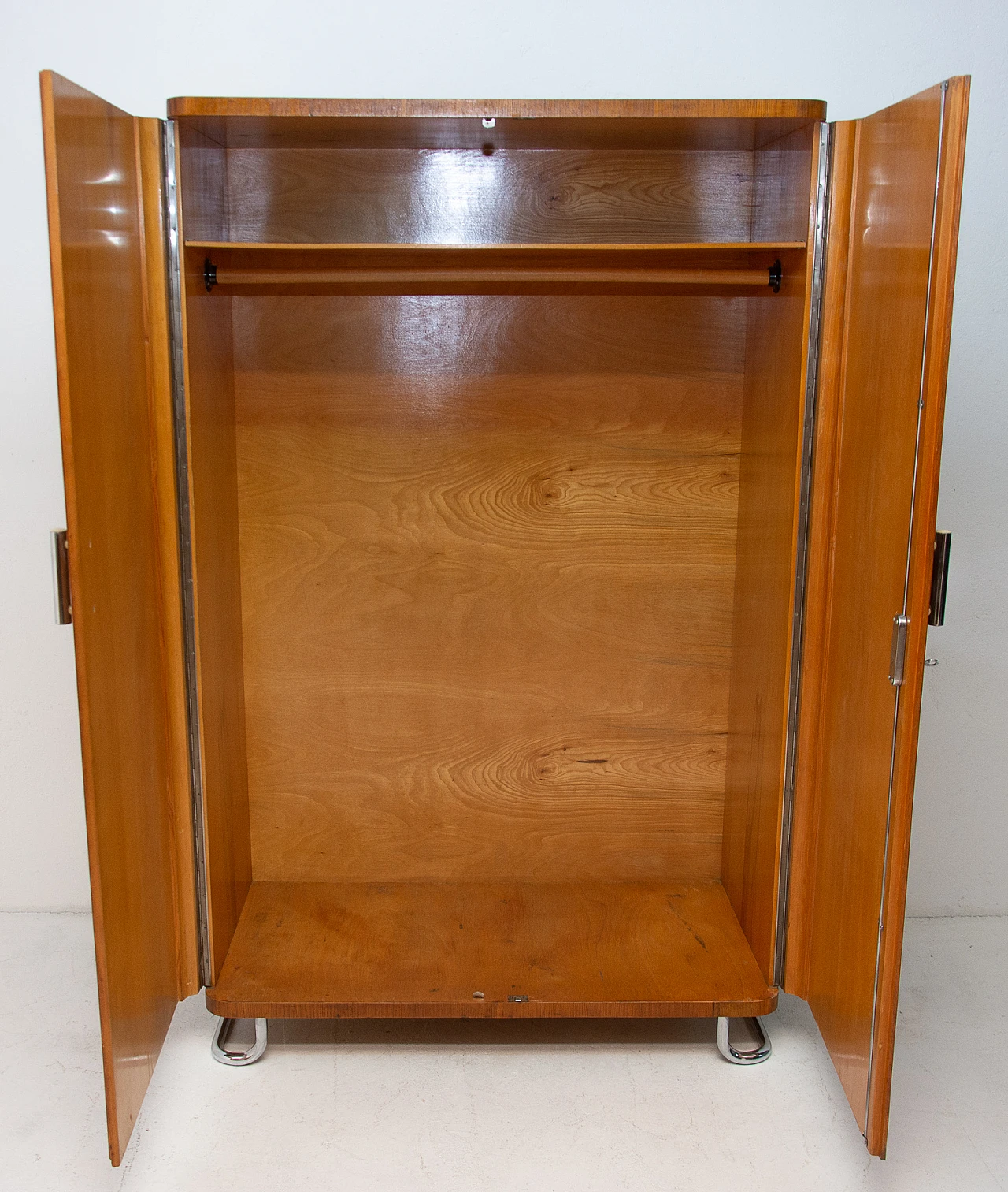 Armadio Bauhaus a due ante di Vichr & Spol per Kovona, anni '50 3