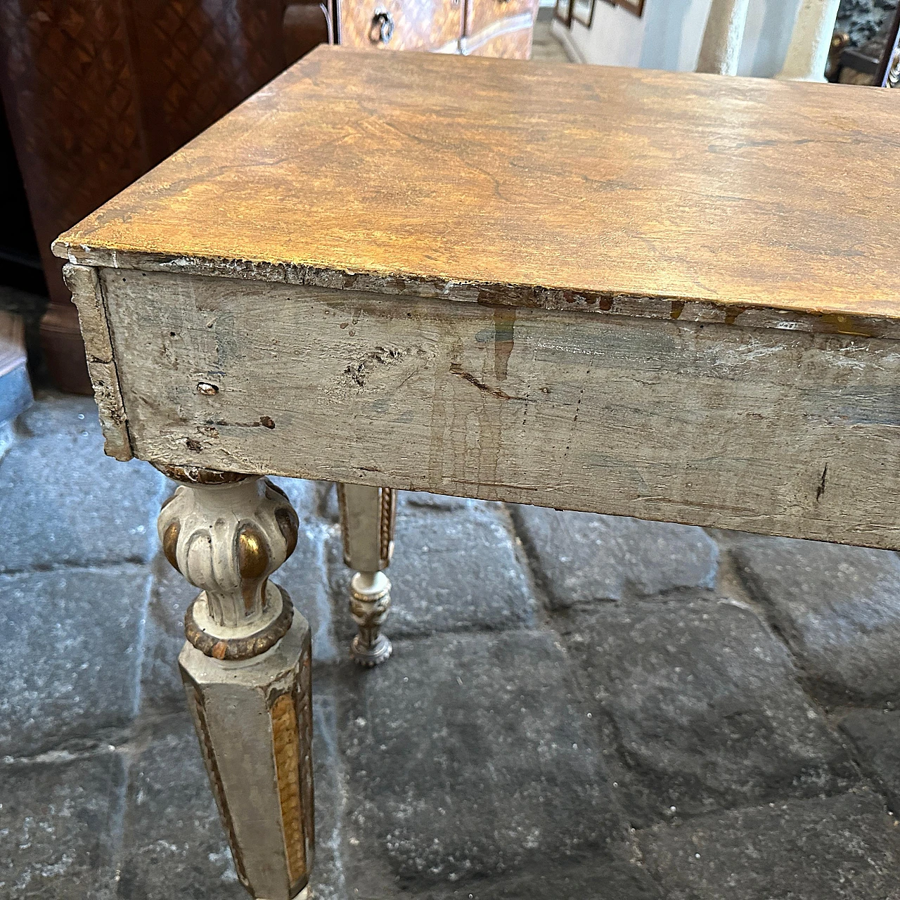 Coppia di consolle Luigi XVI in legno dorato e laccato, metà '700 10