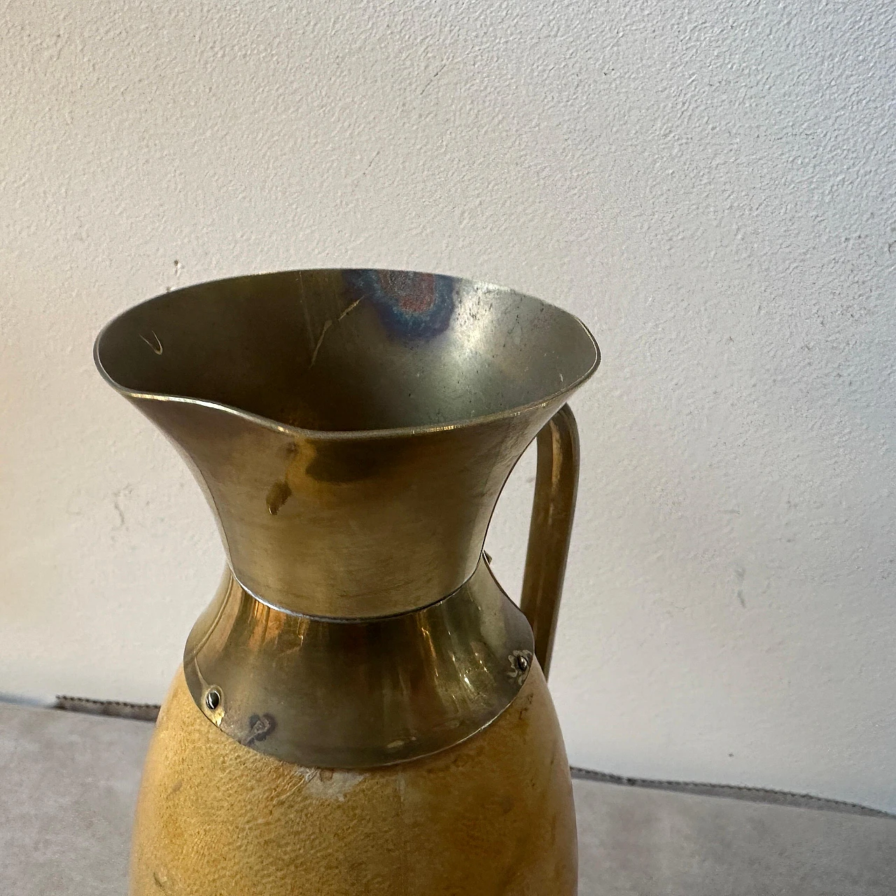 Caraffa in pelle di capra e ottone di Aldo Tura per Macabo, anni '50 7