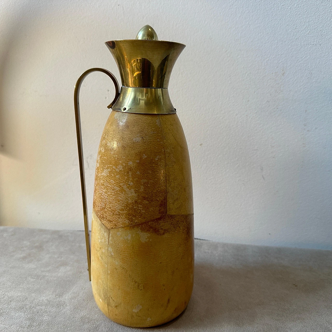 Caraffa in pelle di capra e ottone di Aldo Tura per Macabo, anni '50 9