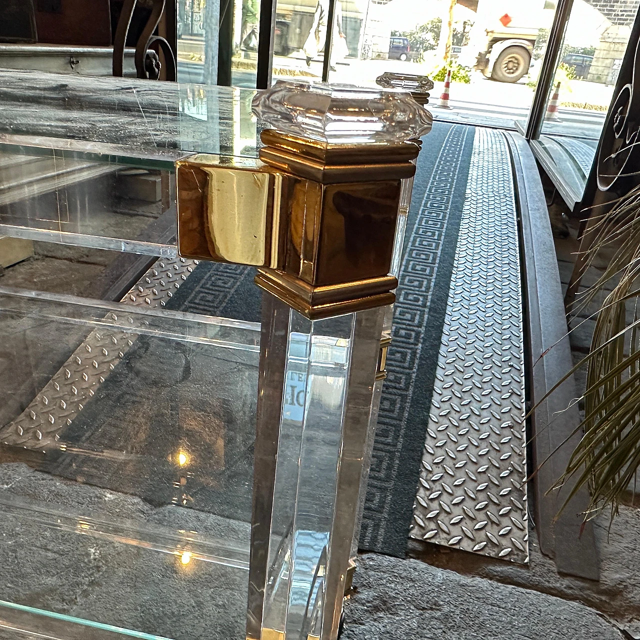 Lucite and brass bar trolley by Fratelli Orsenigo, 1980s 7