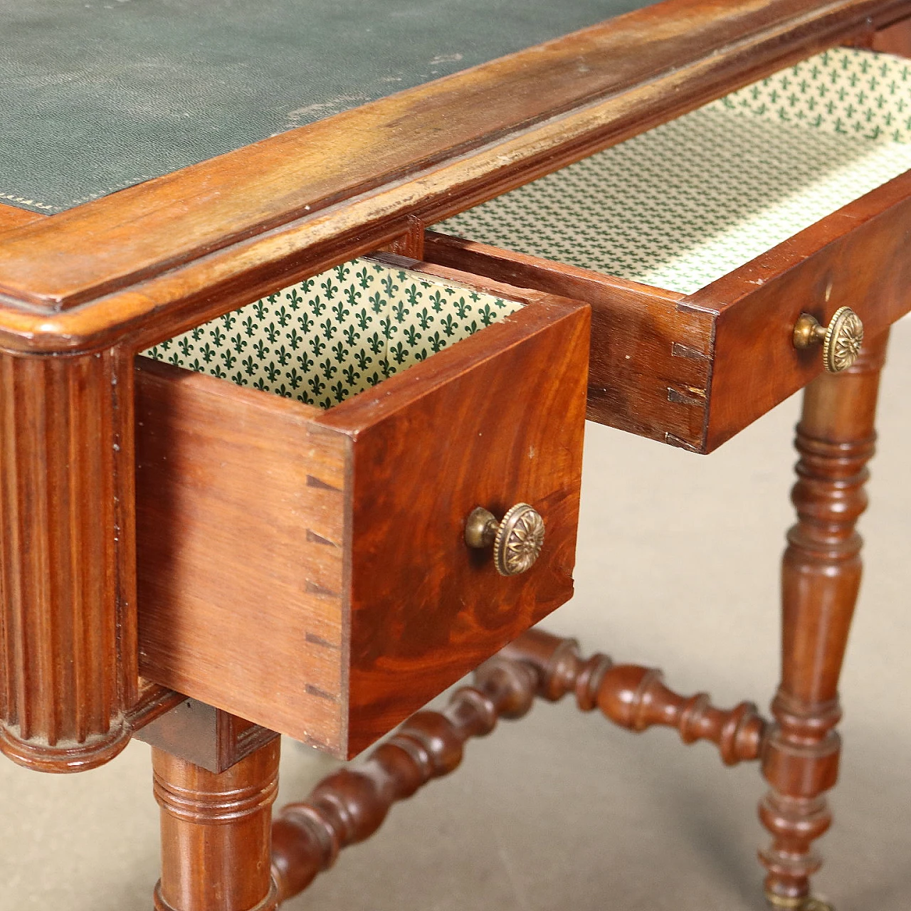 Early Victorian mahogany feather panelled writing desk, mid-19th century 3