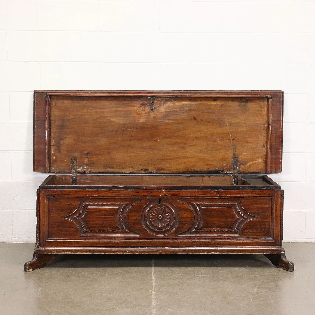 Neoclassical chest in carved poplar, 18th century 3