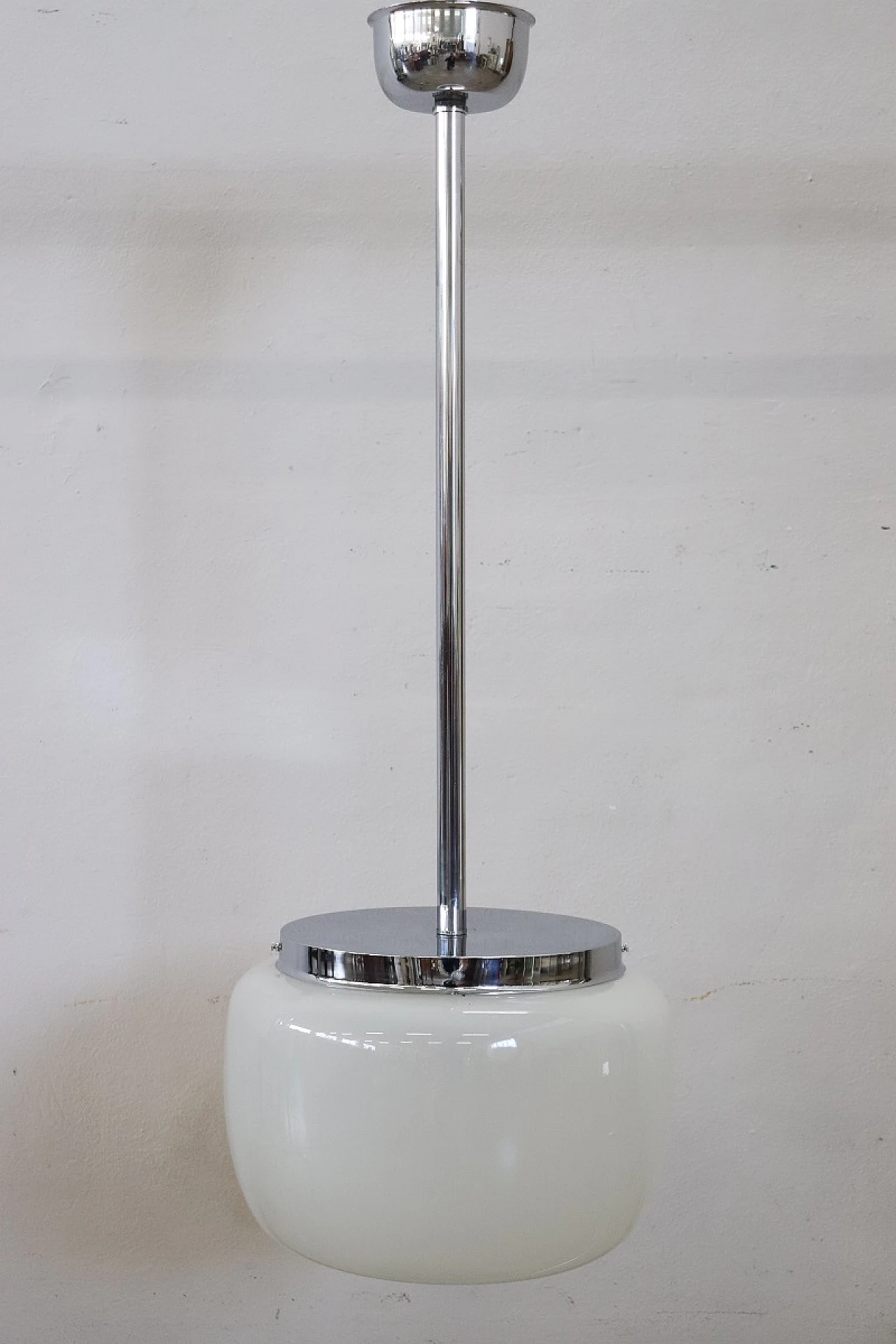 Lampadario in vetro bianco opalino e metallo cromato, anni '60 3