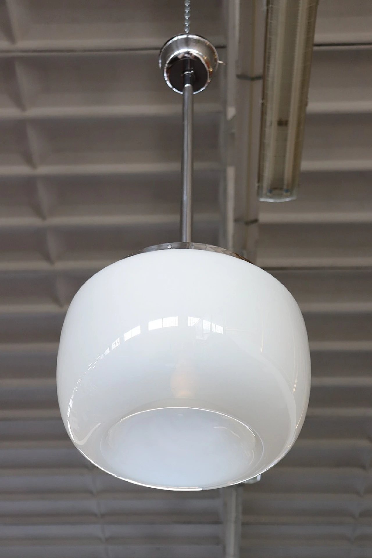 Lampadario in vetro bianco opalino e metallo cromato, anni '60 10
