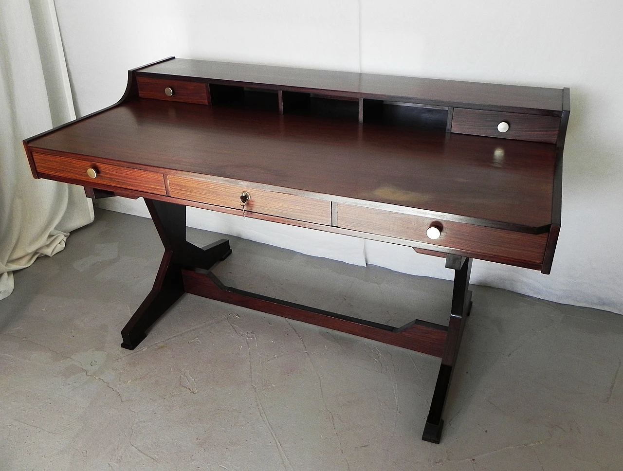 Rosewood desk with 5 drawers in G. Frattini's style, 1960s 2