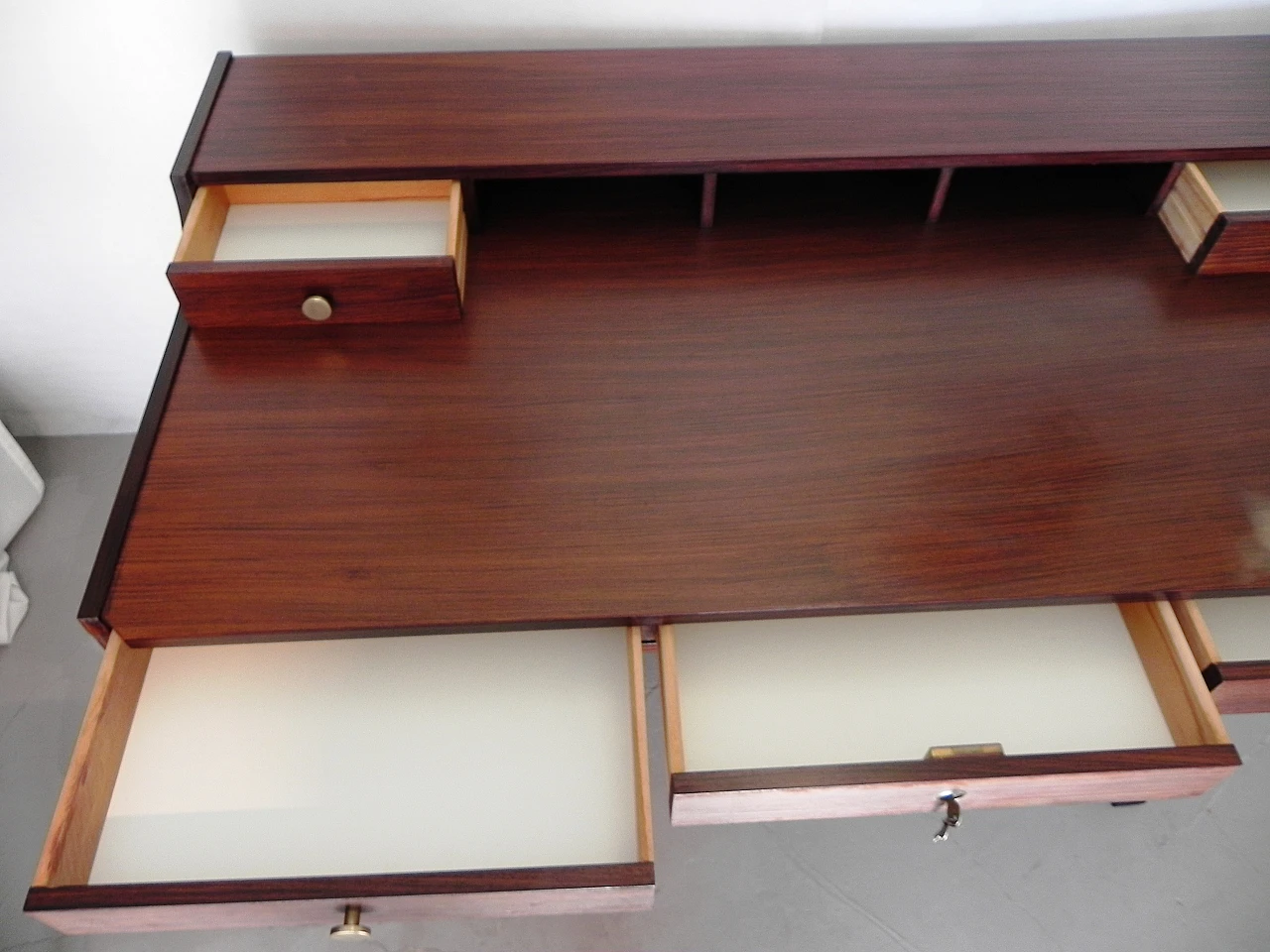 Rosewood desk with 5 drawers in G. Frattini's style, 1960s 5