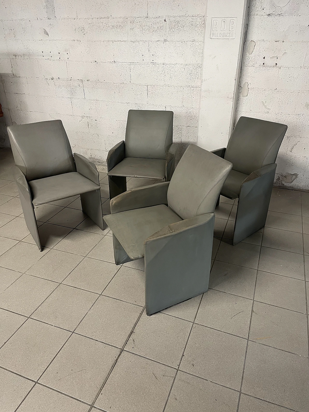 4 Leather armchairs by G. Offredi for Saporiti Italia, 1980s 5