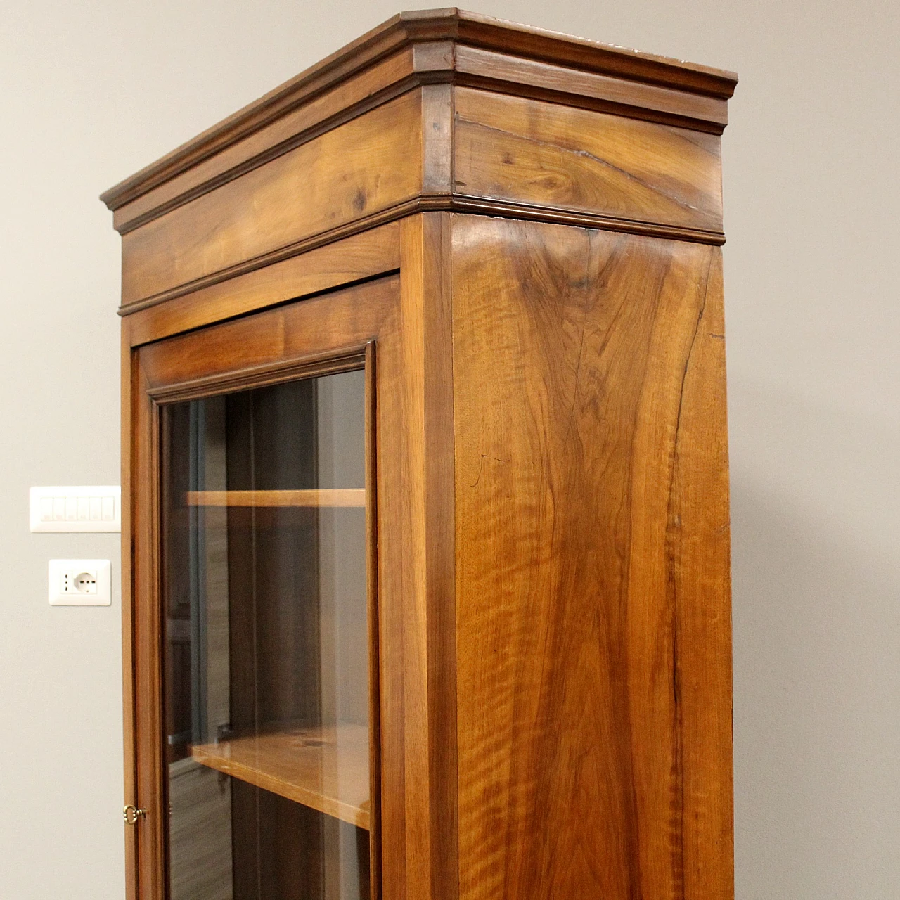 Louis Philippe walnut display cabinet, second half of the 19th century 3