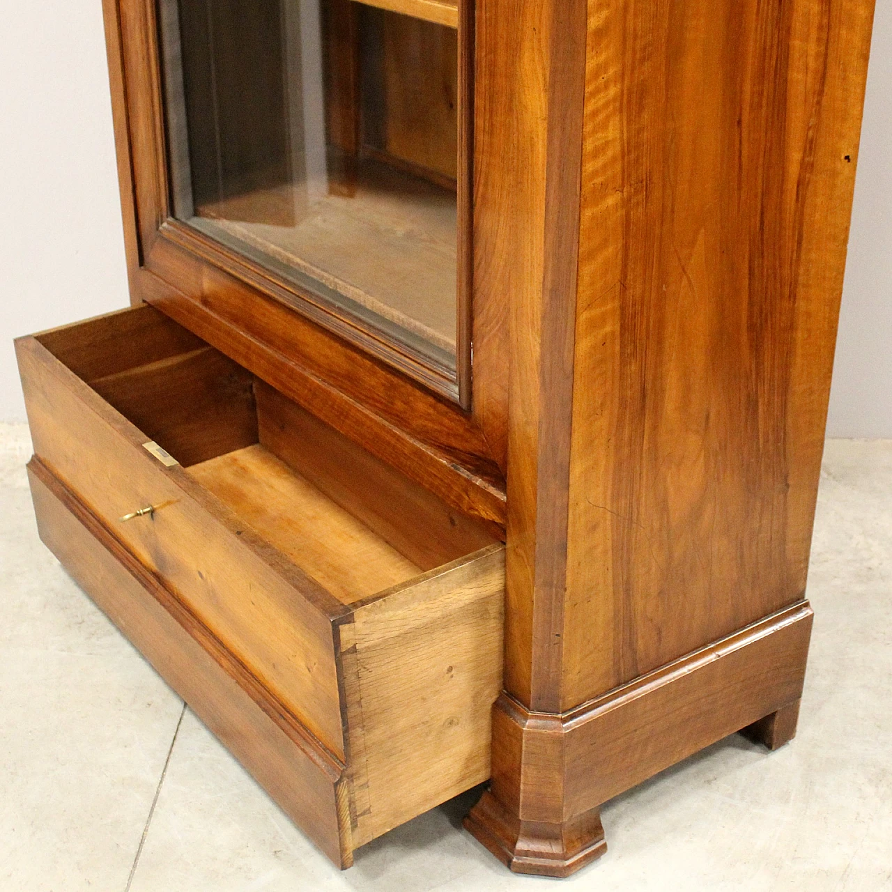 Louis Philippe walnut display cabinet, second half of the 19th century 5
