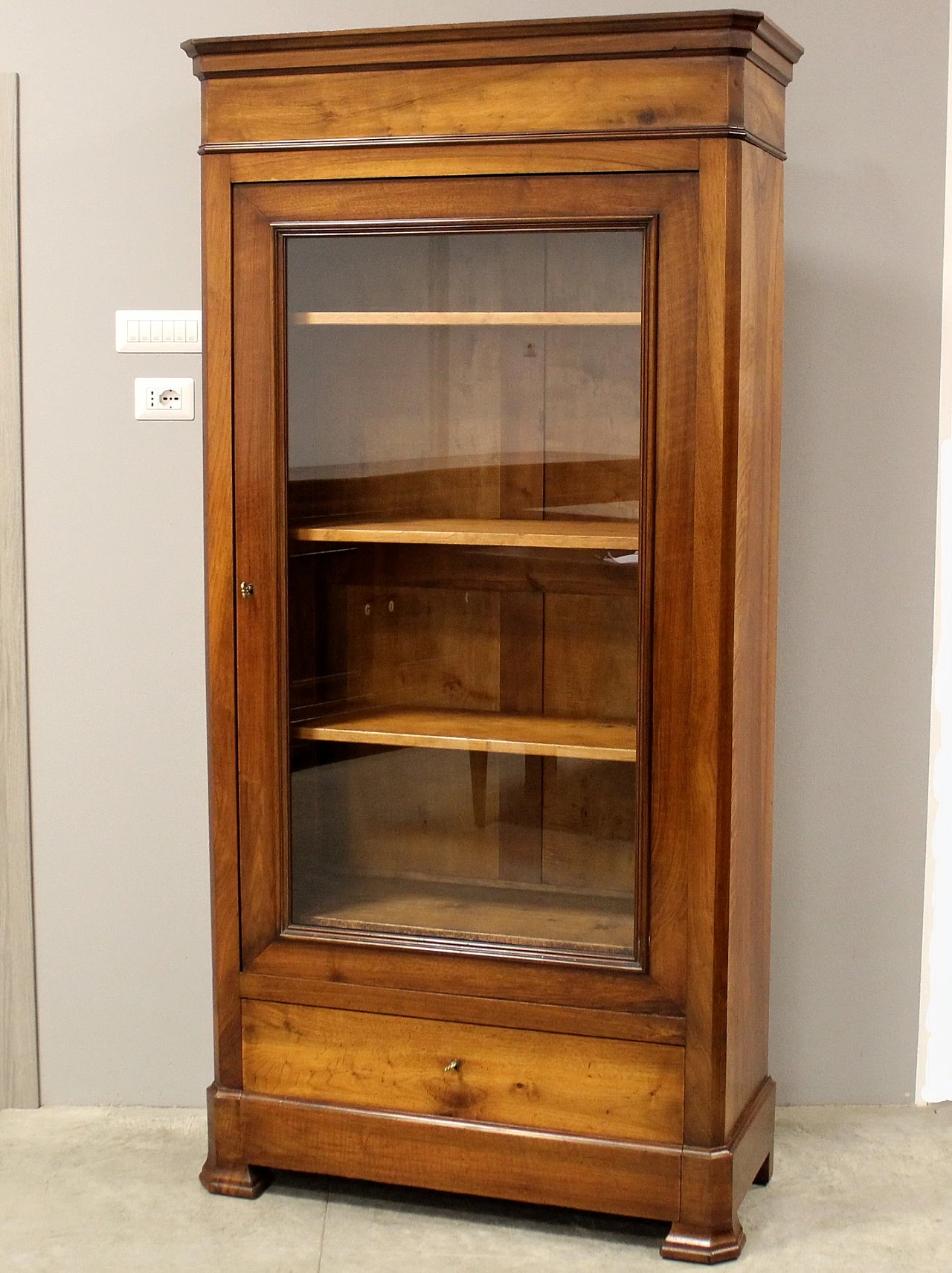 Louis Philippe walnut display cabinet, second half of the 19th century 7