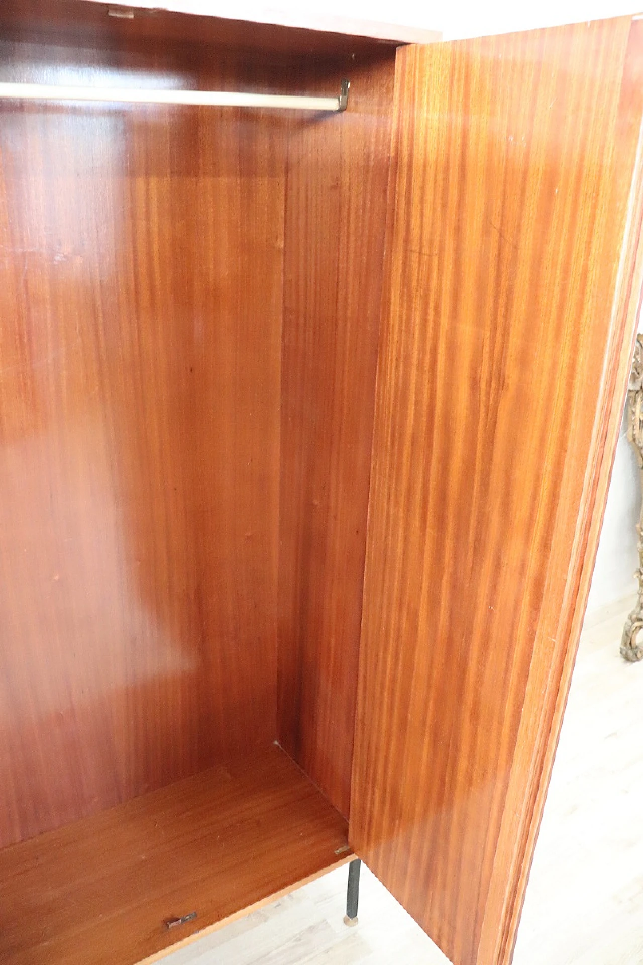 Armadio a due ante con decorazione a stampa, anni '70 8