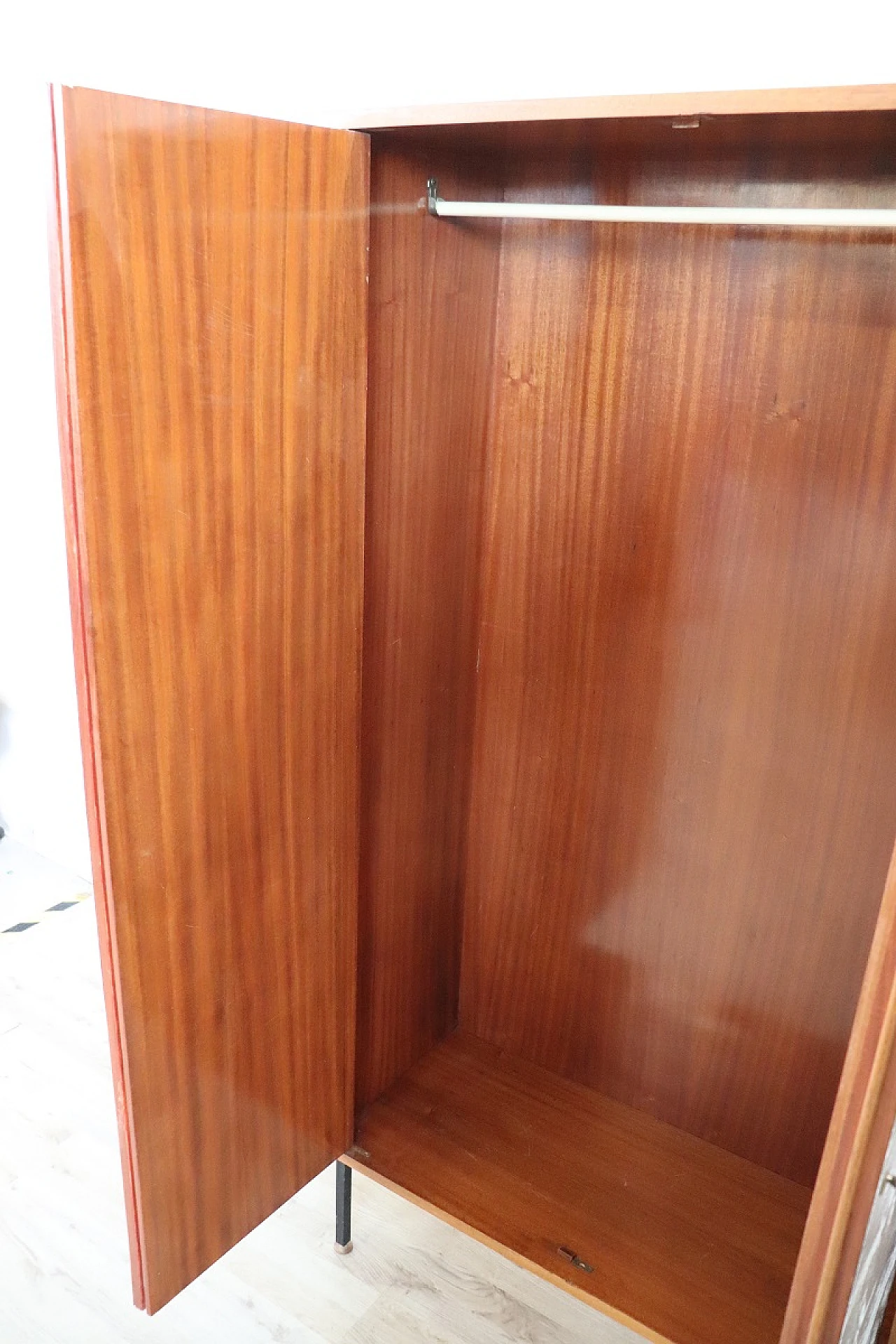 Armadio a due ante con decorazione a stampa, anni '70 9