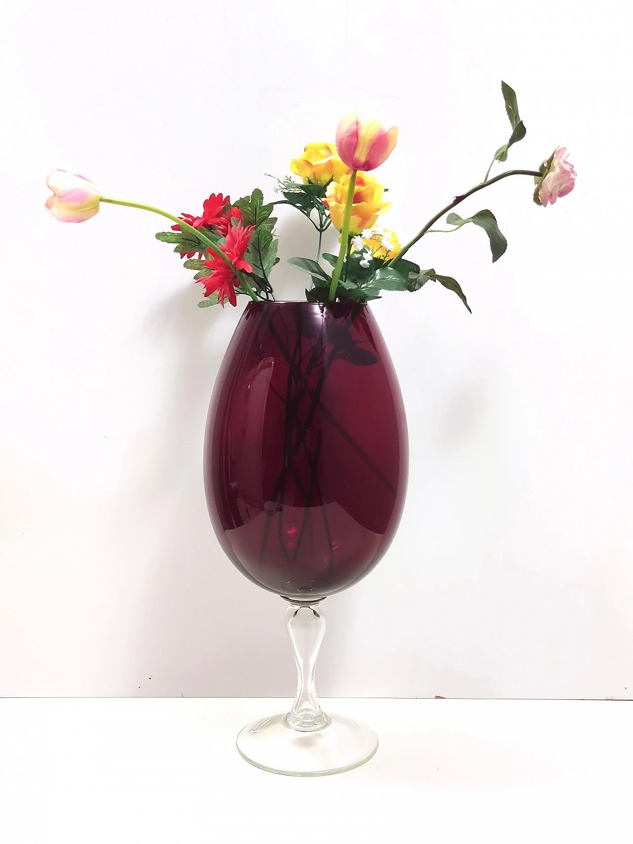 Vaso a bicchiere in vetro soffiato rosso cremisi, anni '60 3