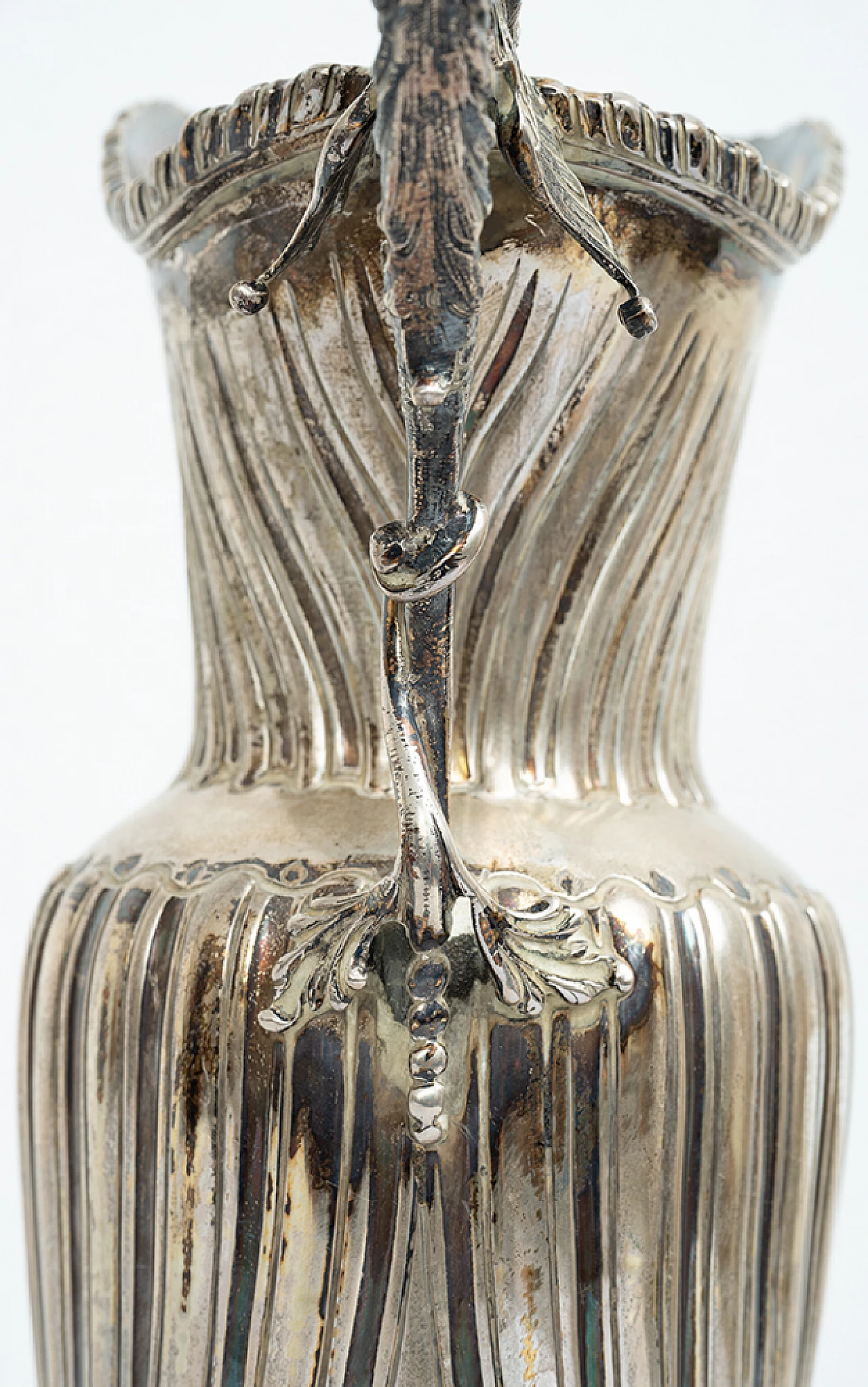 Silver sinusoidal-shaped jug with thick chisel on the edge 3