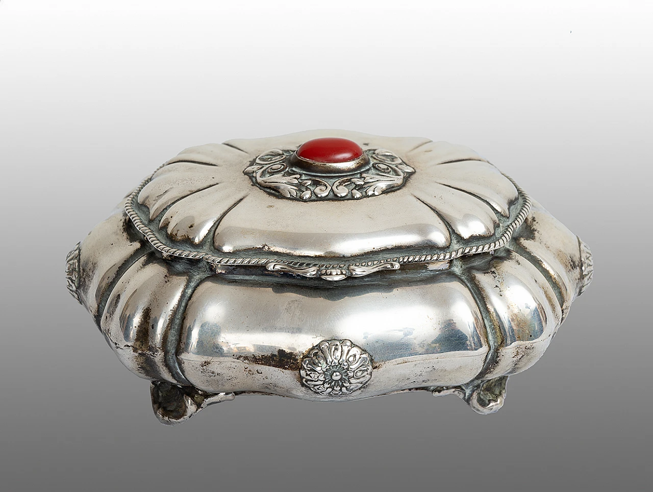 Scatola portagioie in argento con pietra color rubino 1