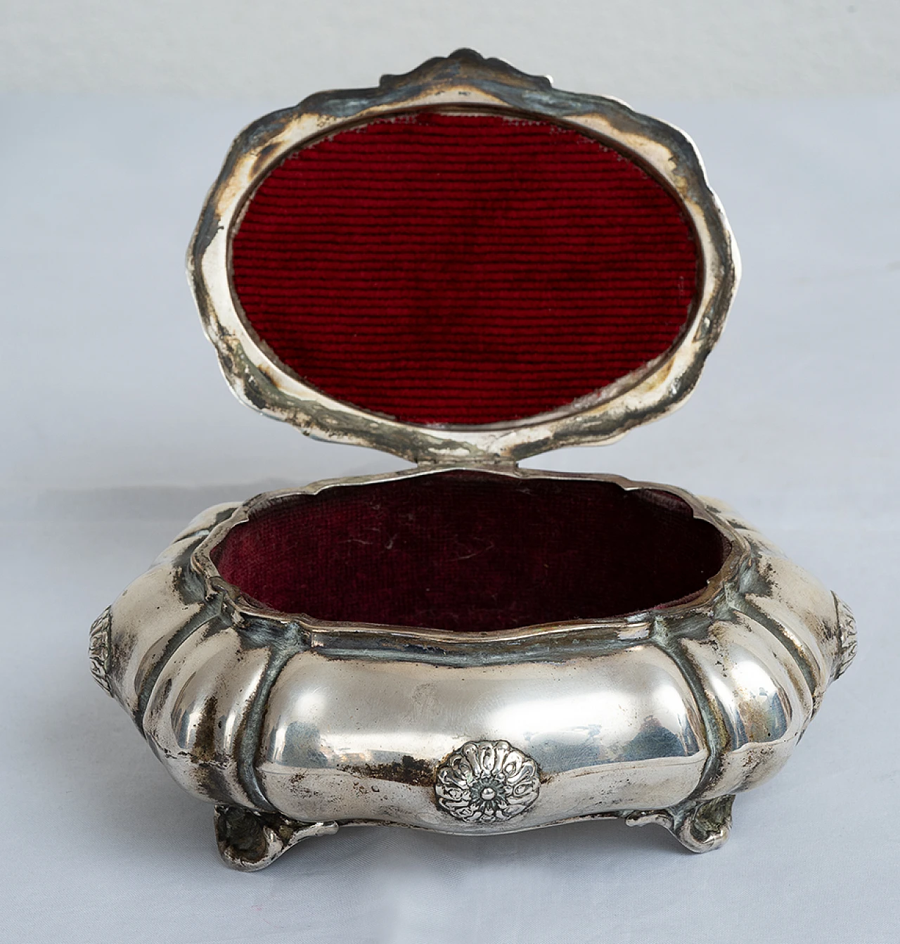 Scatola portagioie in argento con pietra color rubino 2