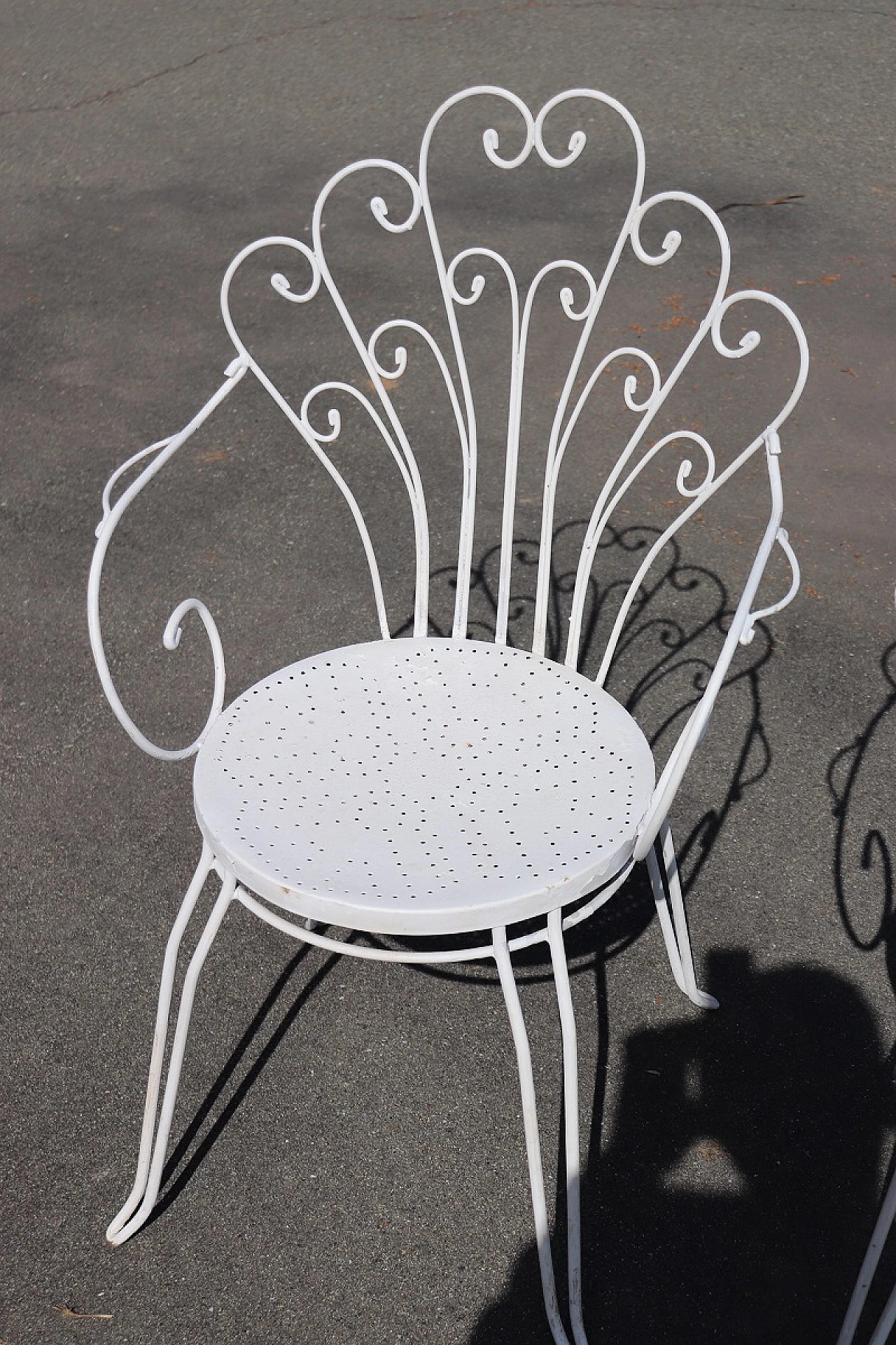 Tavolo e quattro sedie da giardino in ferro bianco, anni '70 4