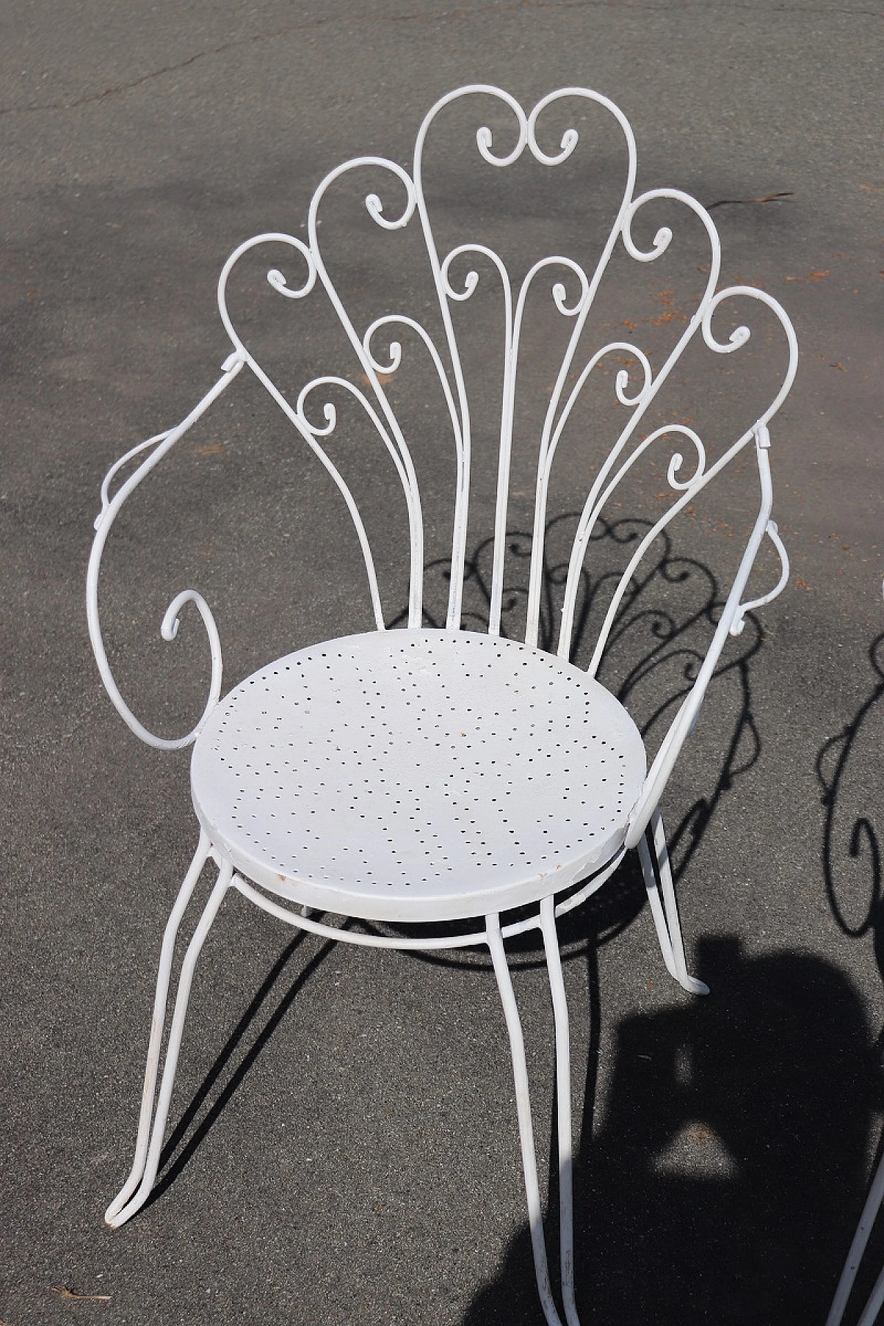 White iron garden table and four chairs, 1970s 4