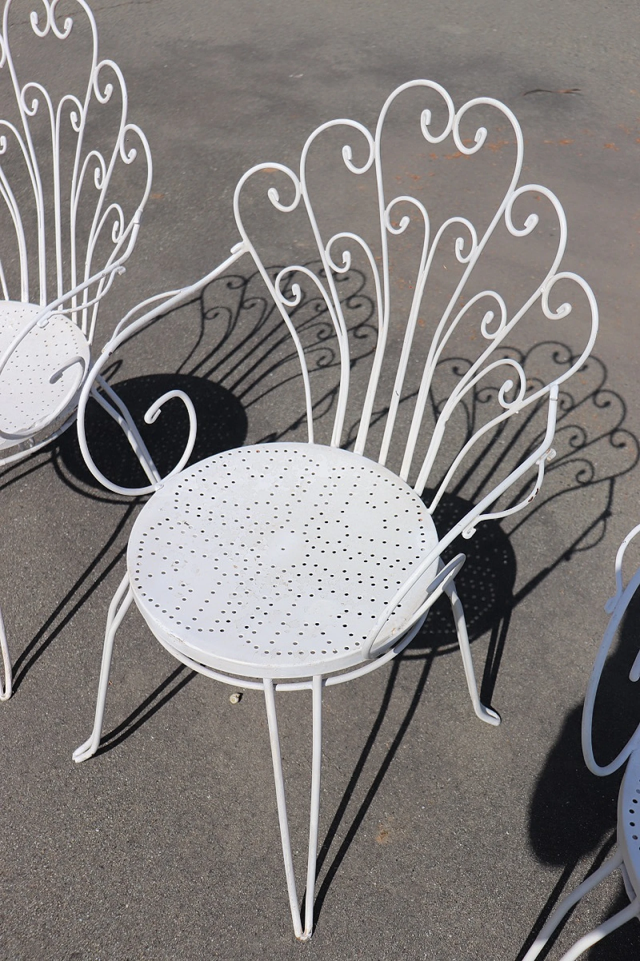 Tavolo e quattro sedie da giardino in ferro bianco, anni '70 5
