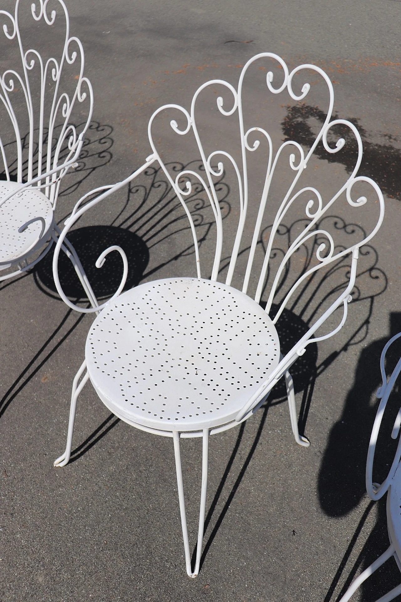 Tavolo e quattro sedie da giardino in ferro bianco, anni '70 6