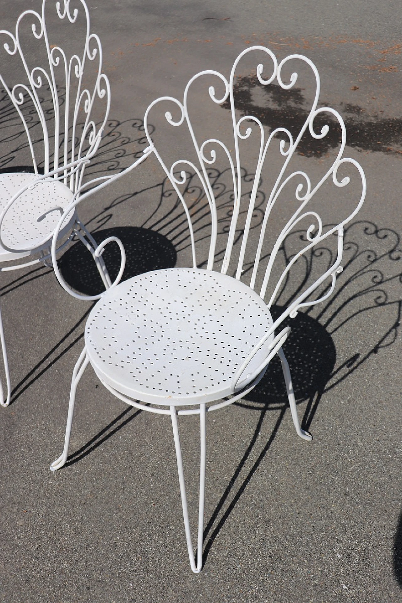 White iron garden table and four chairs, 1970s 7
