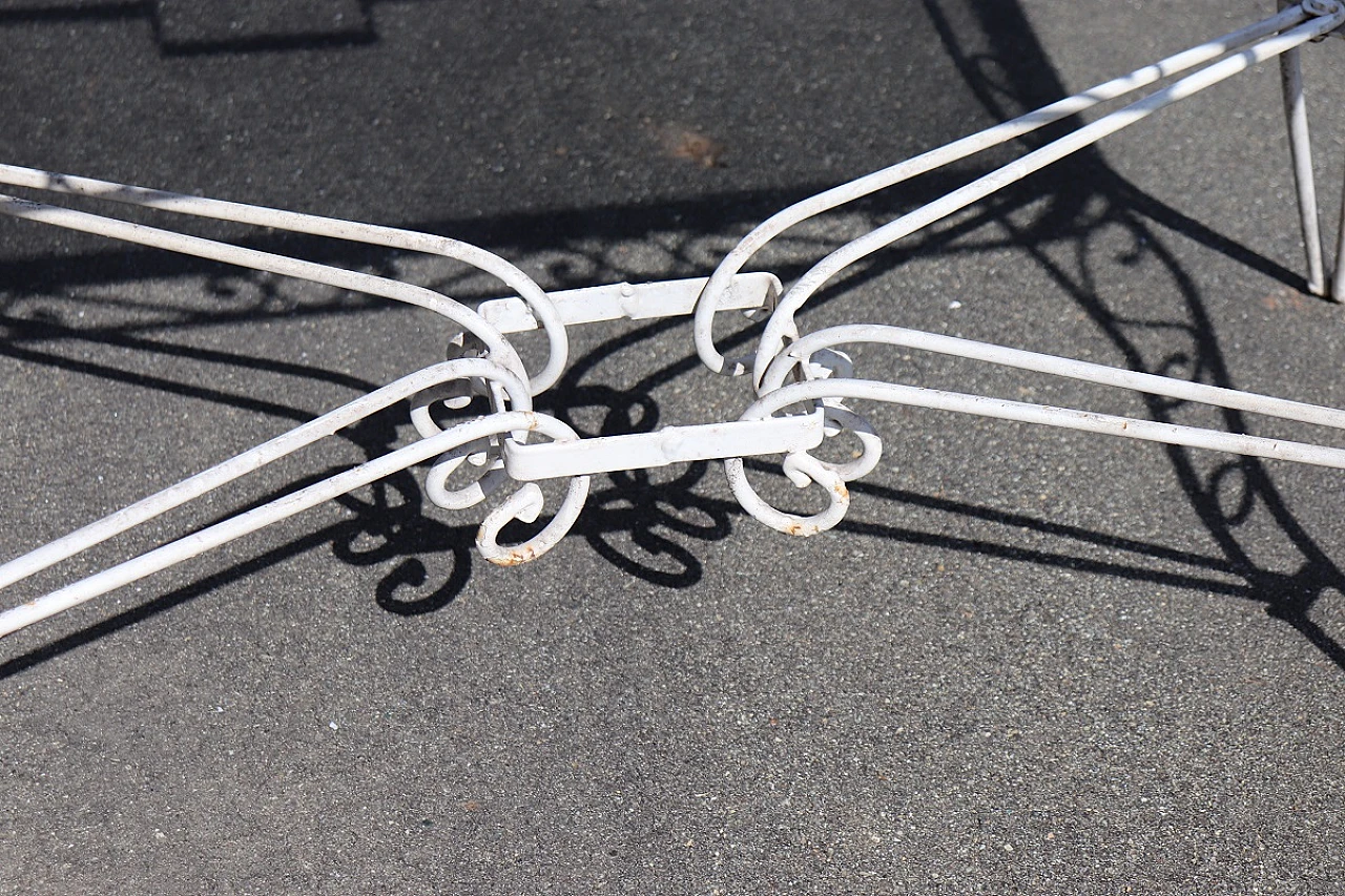 White iron garden table and four chairs, 1970s 10